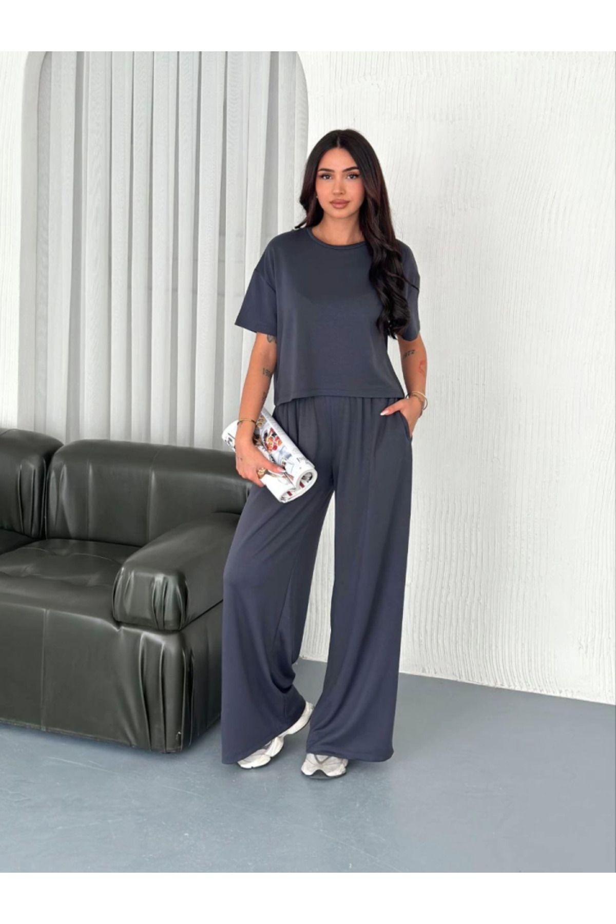 Yumuşak Dokulu Kumaş Bisiklet Yaka T-shirt Bol Paça Pantalon Ikili Takım -Antras