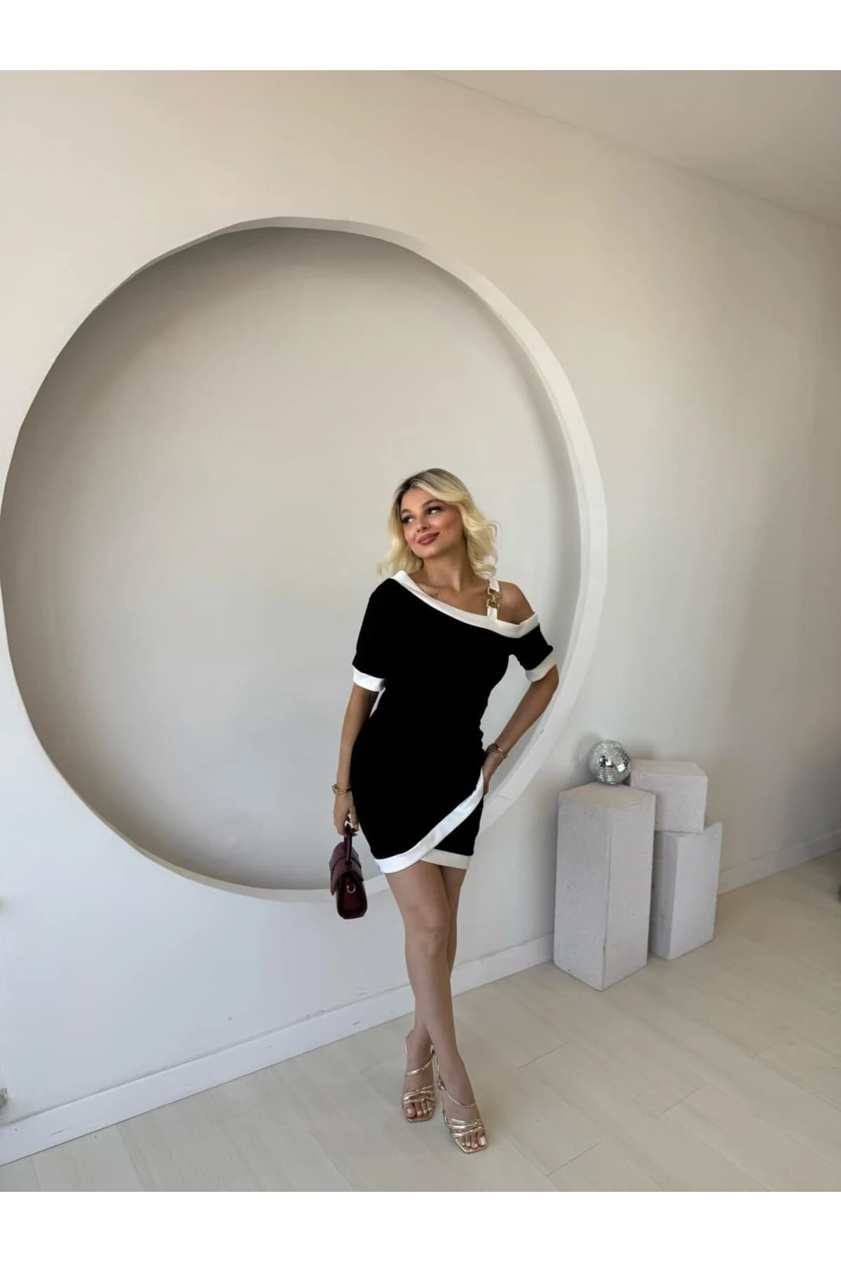 Evyora Kadın Kısa Kollu Asimetrik Kesim Yaka şerit Ve Aksesuar Detaylı Modal Elbise