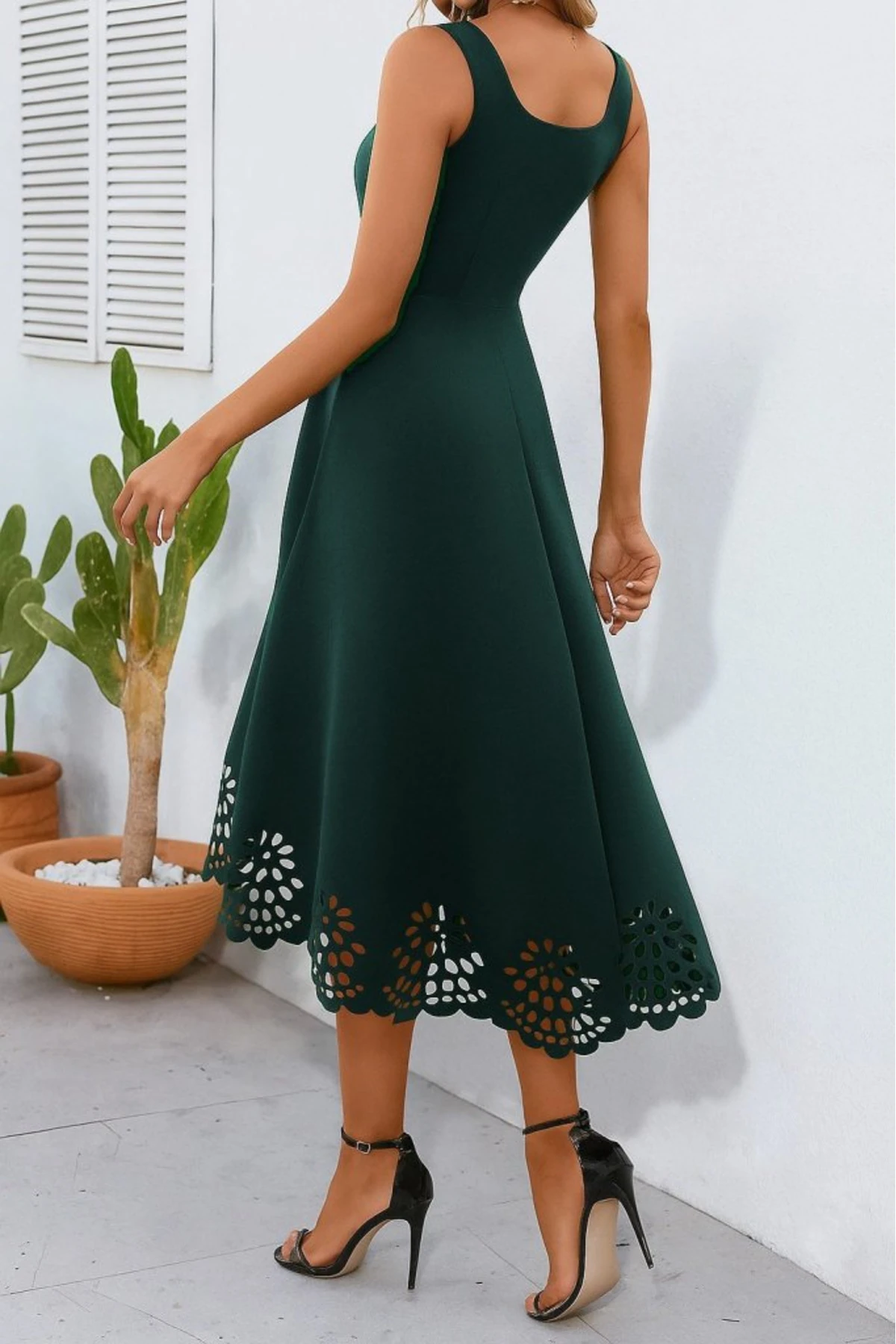 Trend geometrik yaka çiçek lazer kesim askılı kadın krep elbise