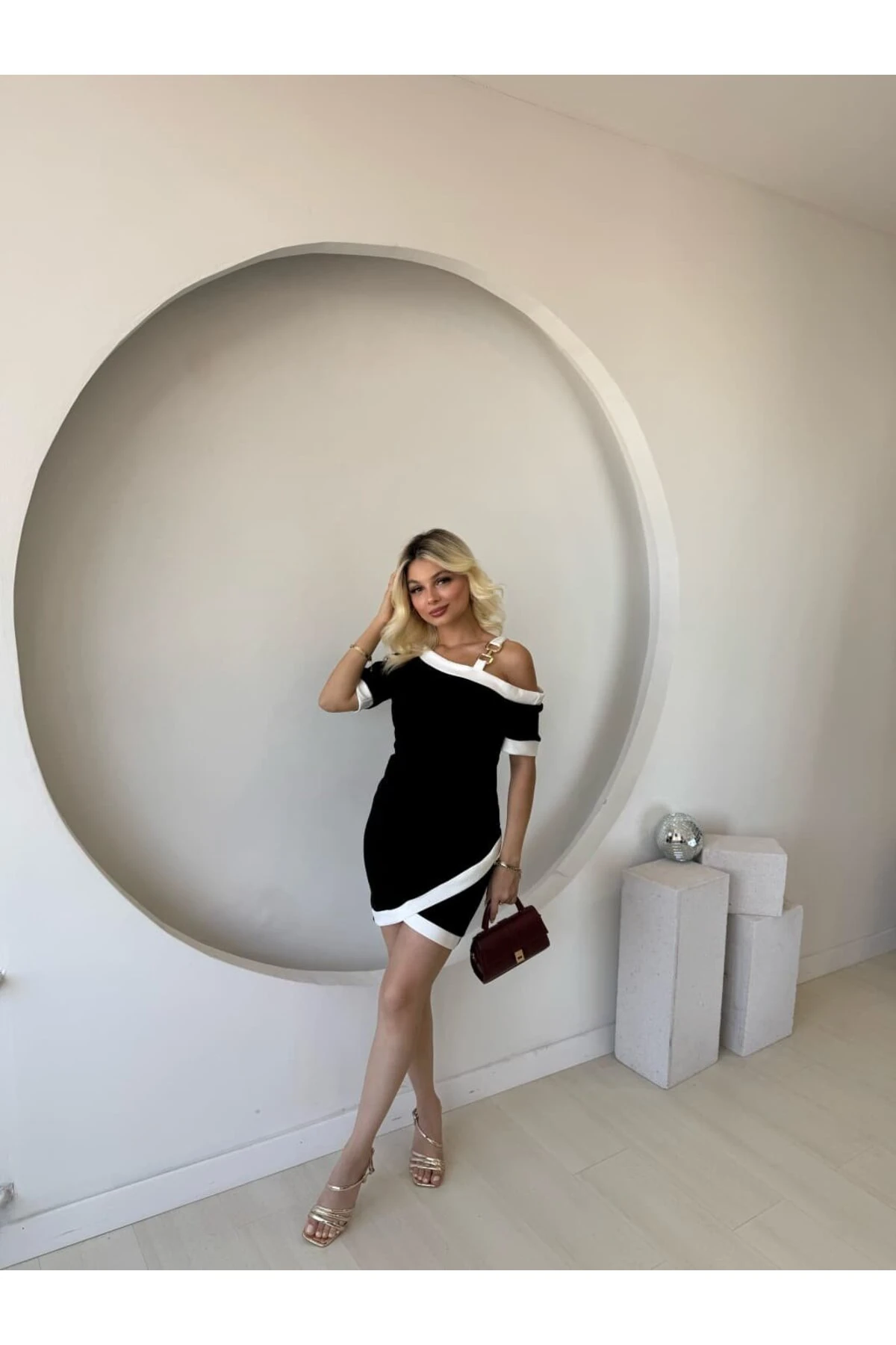 Evyora Kadın Kısa Kollu Asimetrik Kesim Yaka şerit Ve Aksesuar Detaylı Modal Elbise