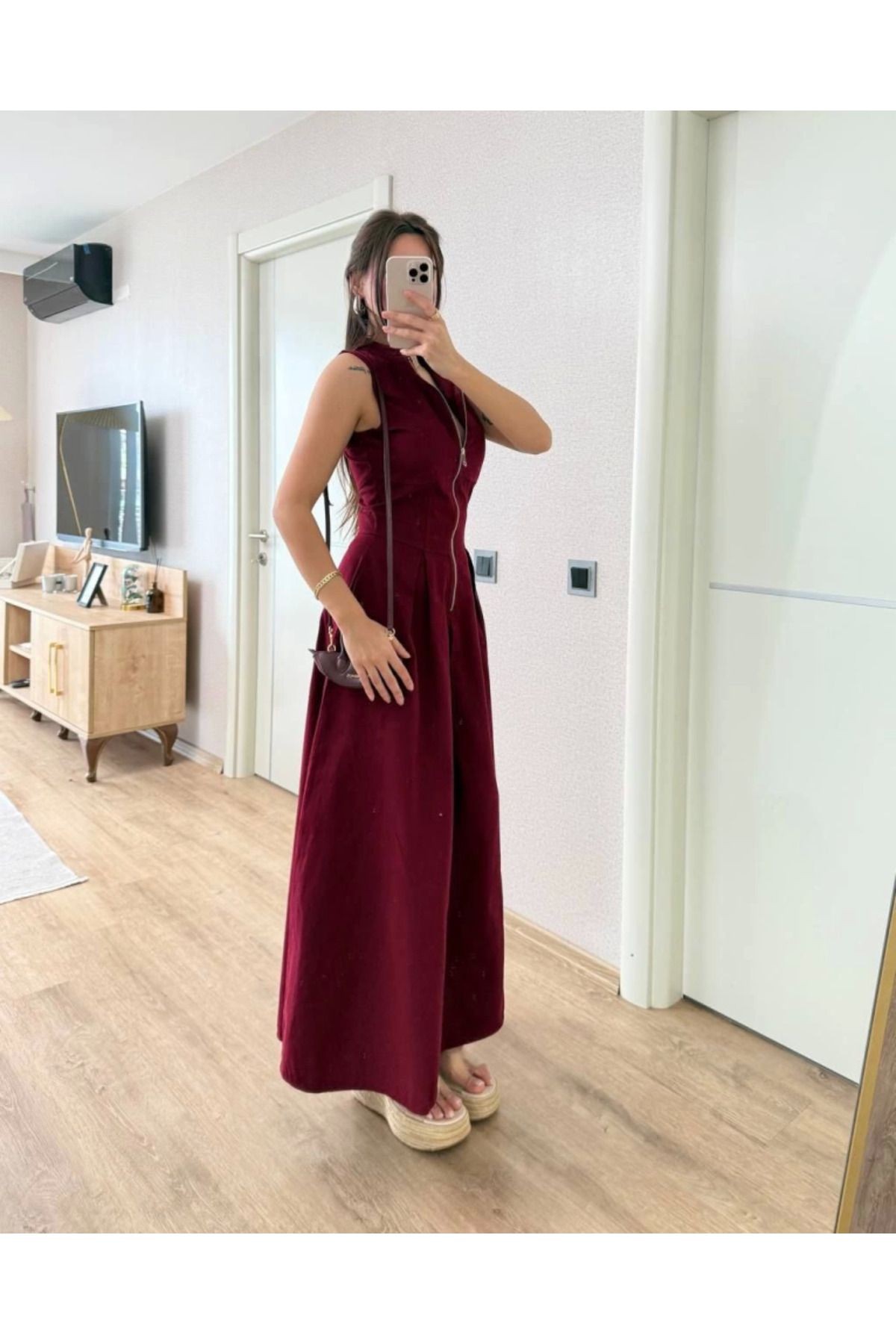 Dik Yuvarlak Yaka Önden Fermuarlı Sifir Kol Beli Oturtmalı Kolsuz Cepli Çan Etekli Uzun El