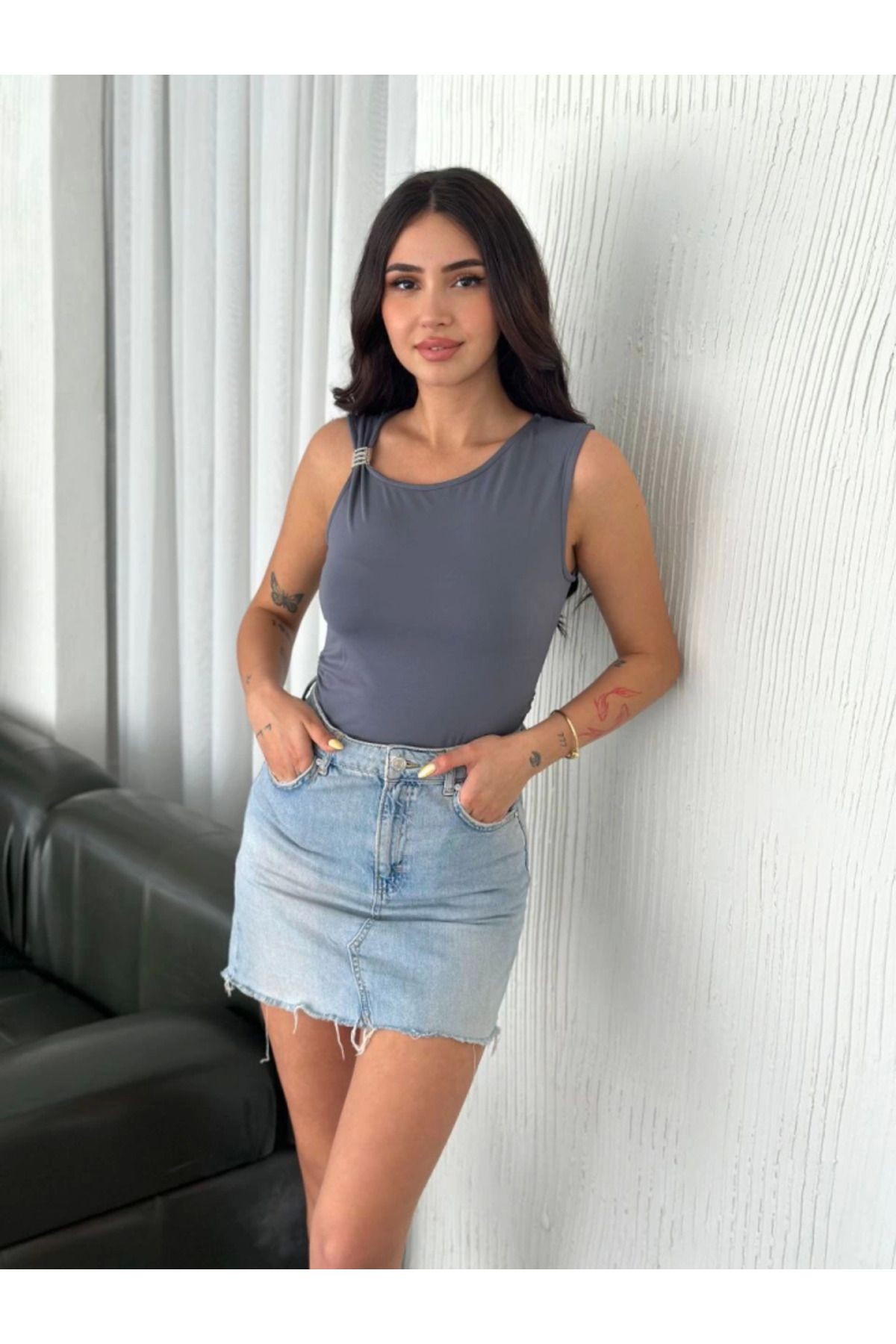 Osy Modal Yumuşak Dokulu Kumaş Bisiklet Yaka Sıfır Kol Bluz Omuz Toka Aksesuar Detaylı - A