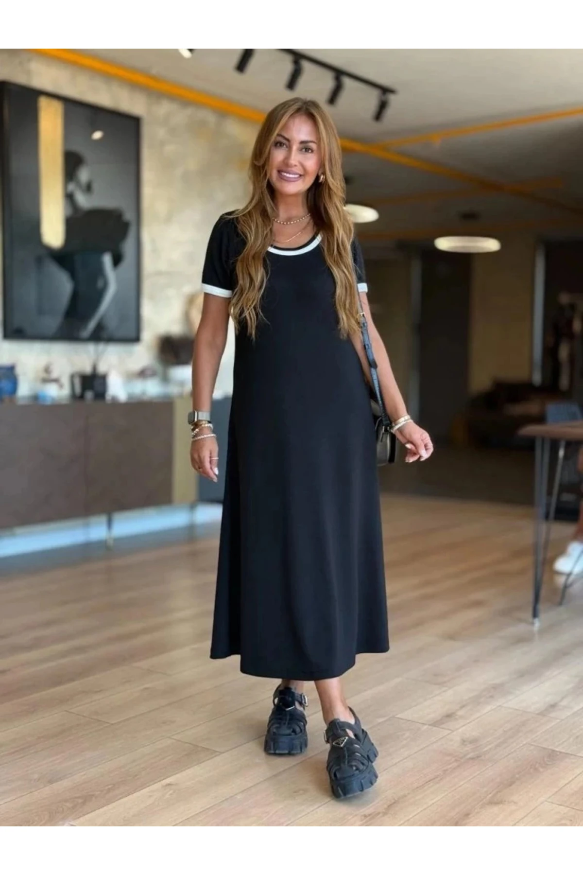 Kadın Kısa Kollu Yuvarlak Yaka Yandan Yırtmaçlı Midi Viskon Elbise