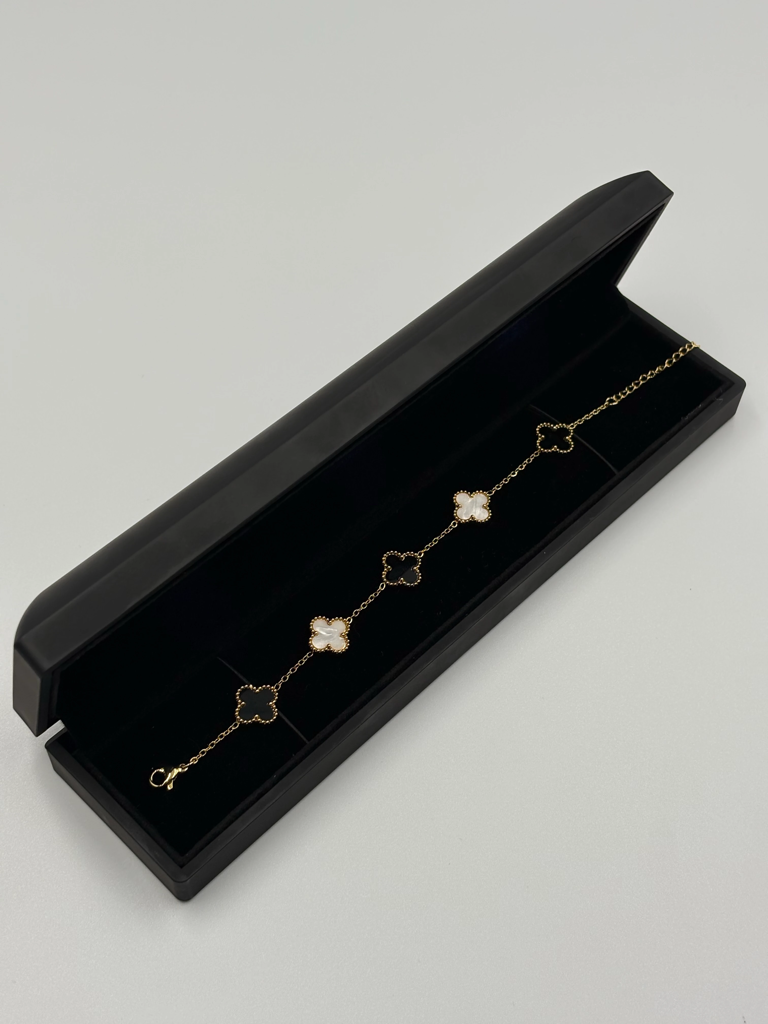 Siyah-Beyaz Yonca Bileklik 