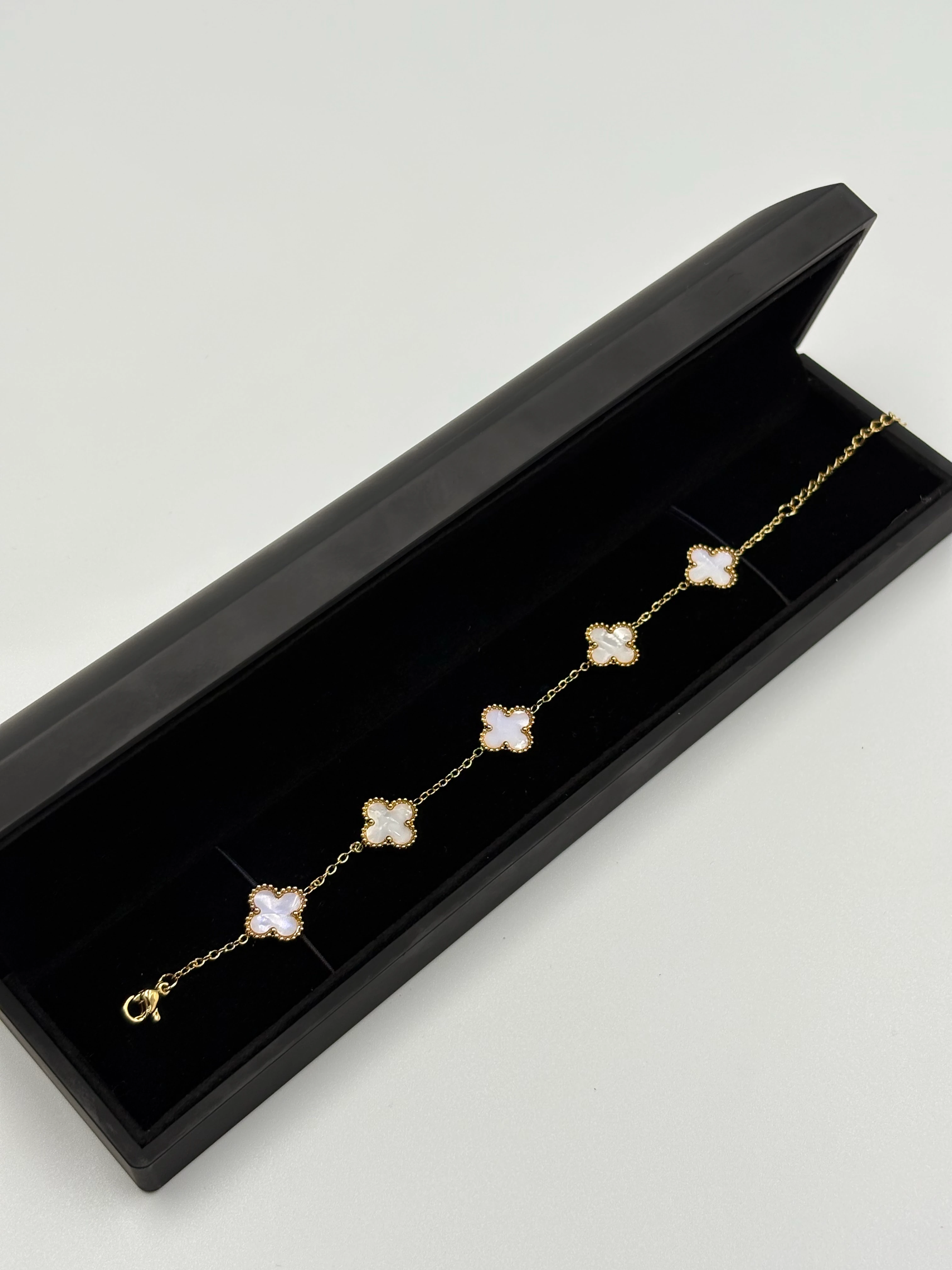 Beyaz Yonca Bileklik 