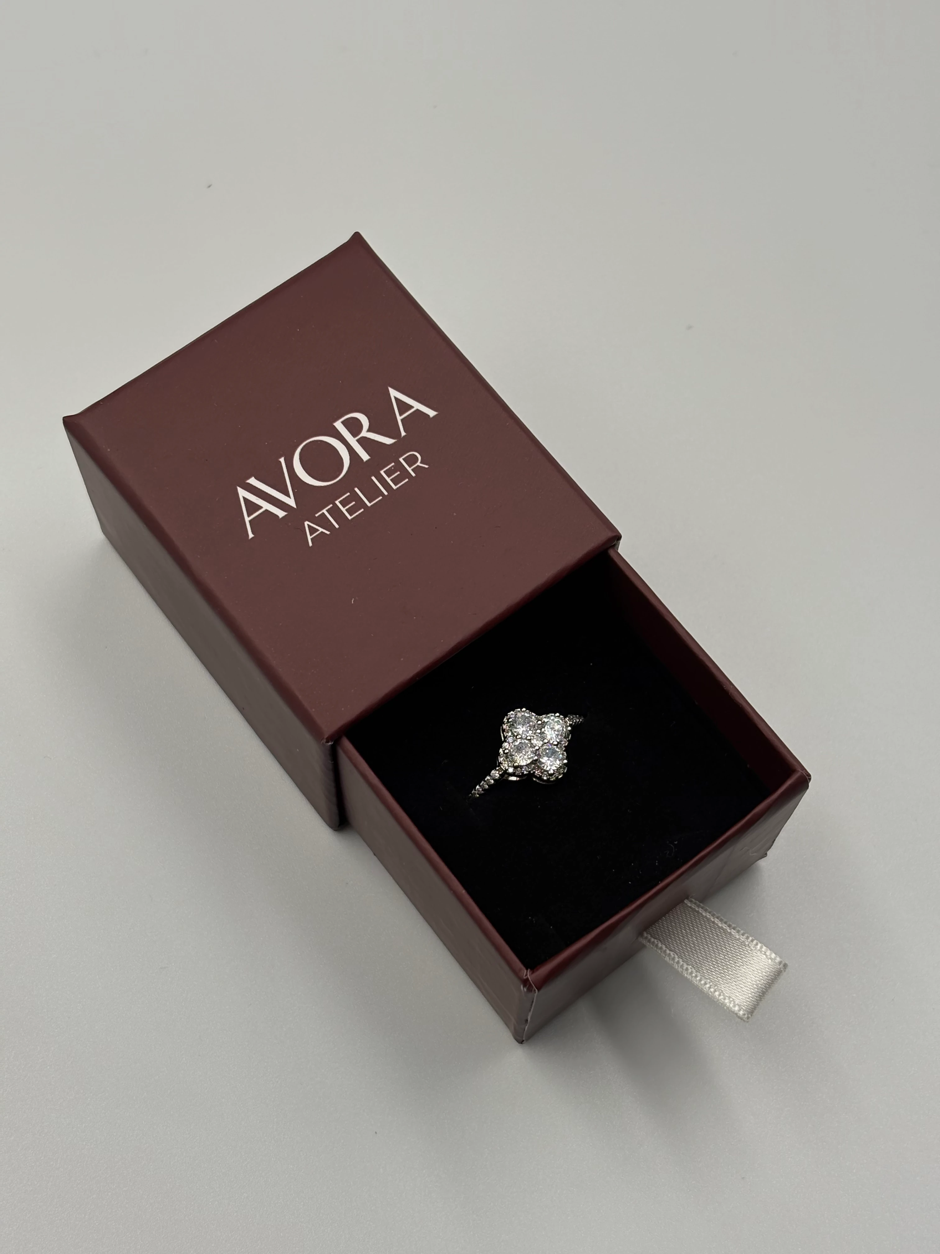 zirkon yonca detaylı yüzük