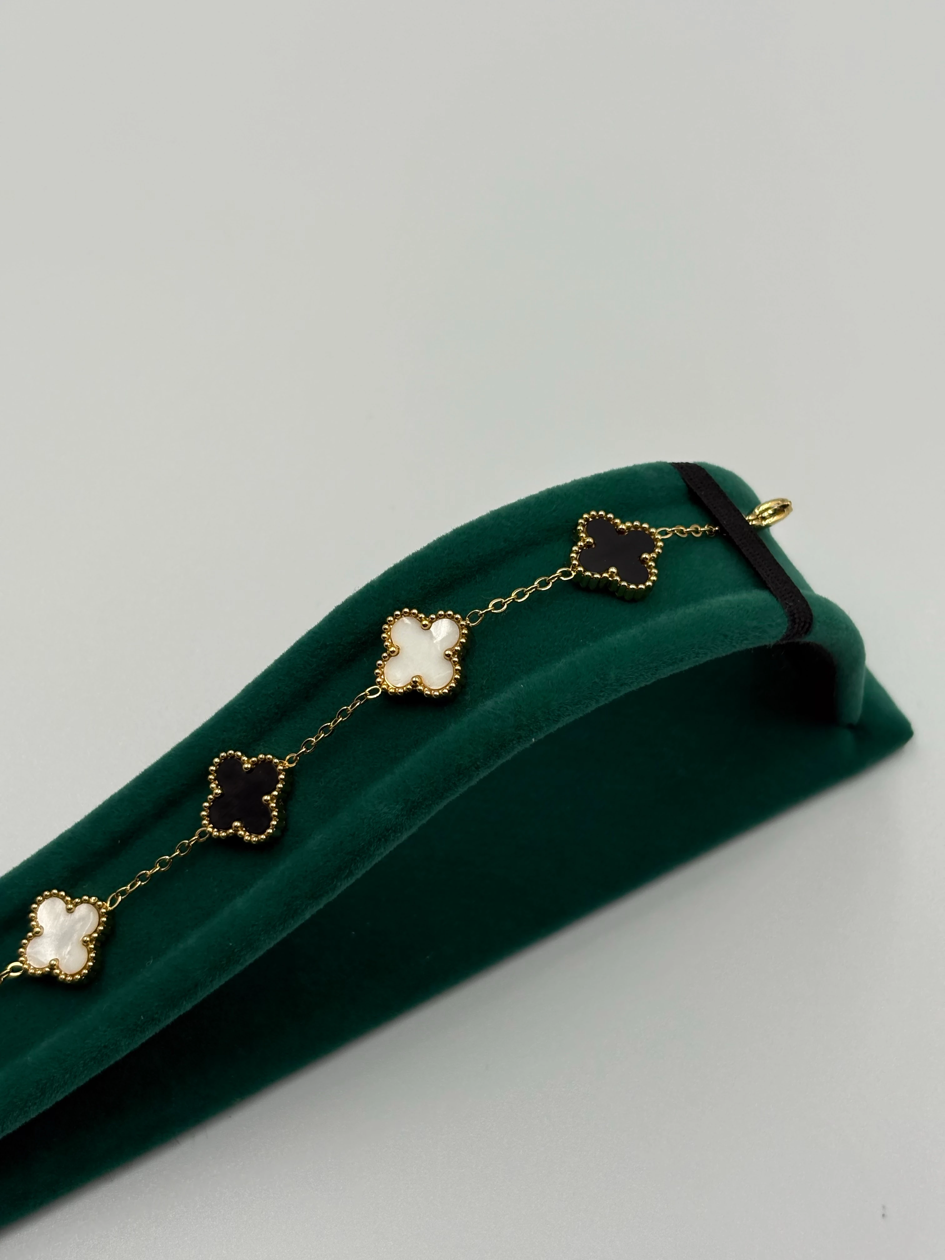 Siyah-Beyaz Yonca Bileklik 