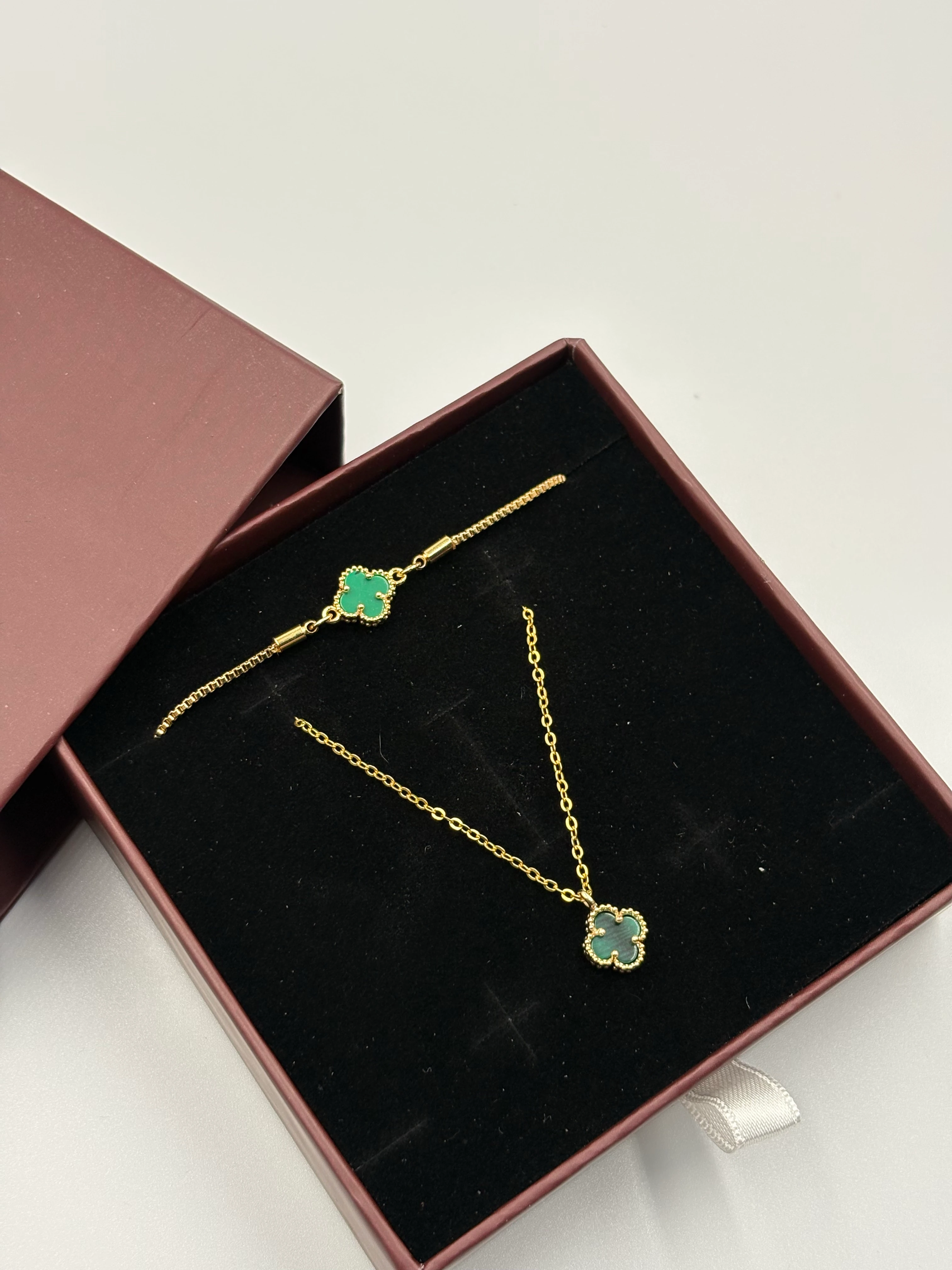 Yeşil yonca detaylı set Kolye-Bileklik 