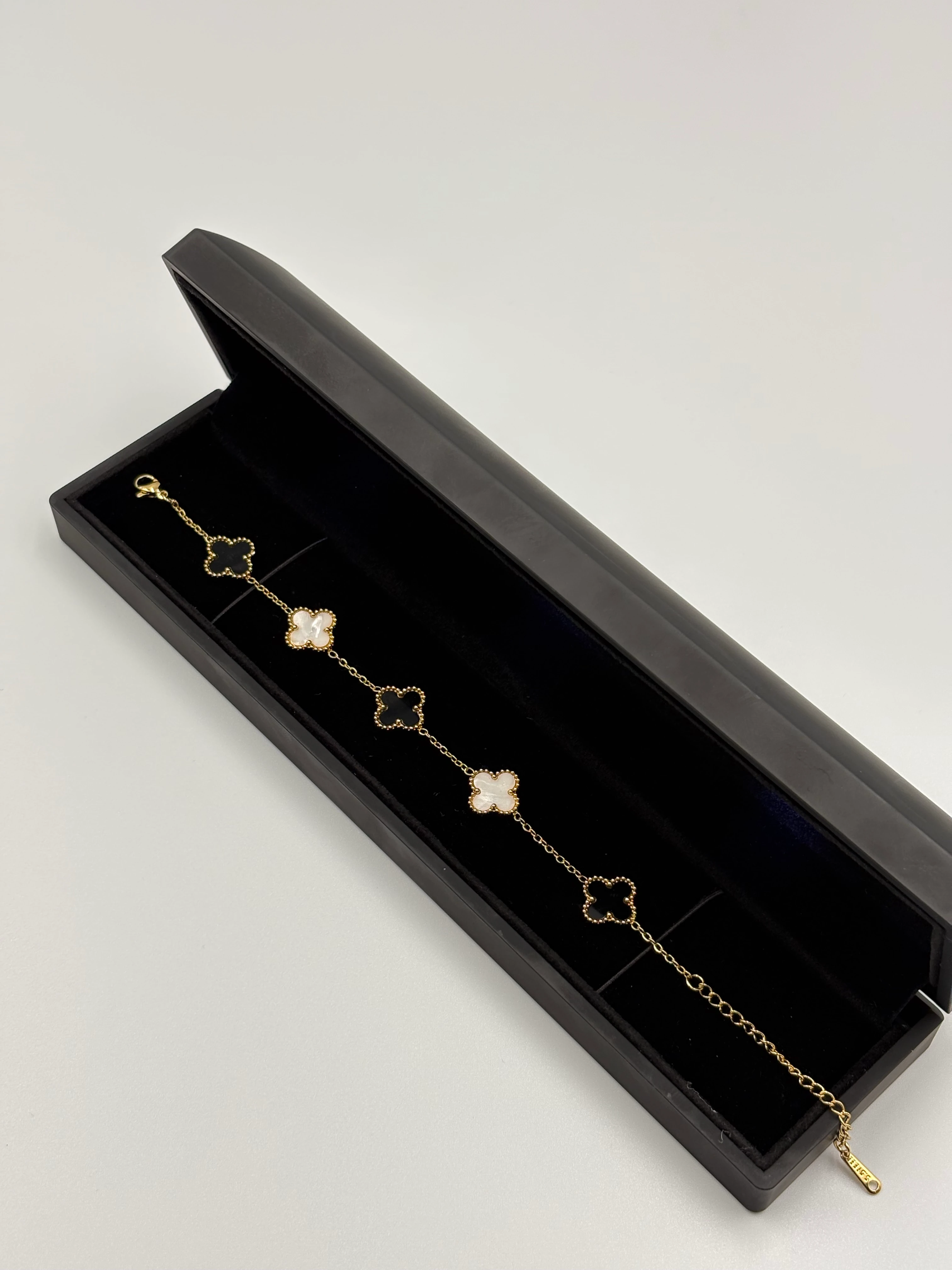 Siyah-Beyaz Yonca Bileklik 