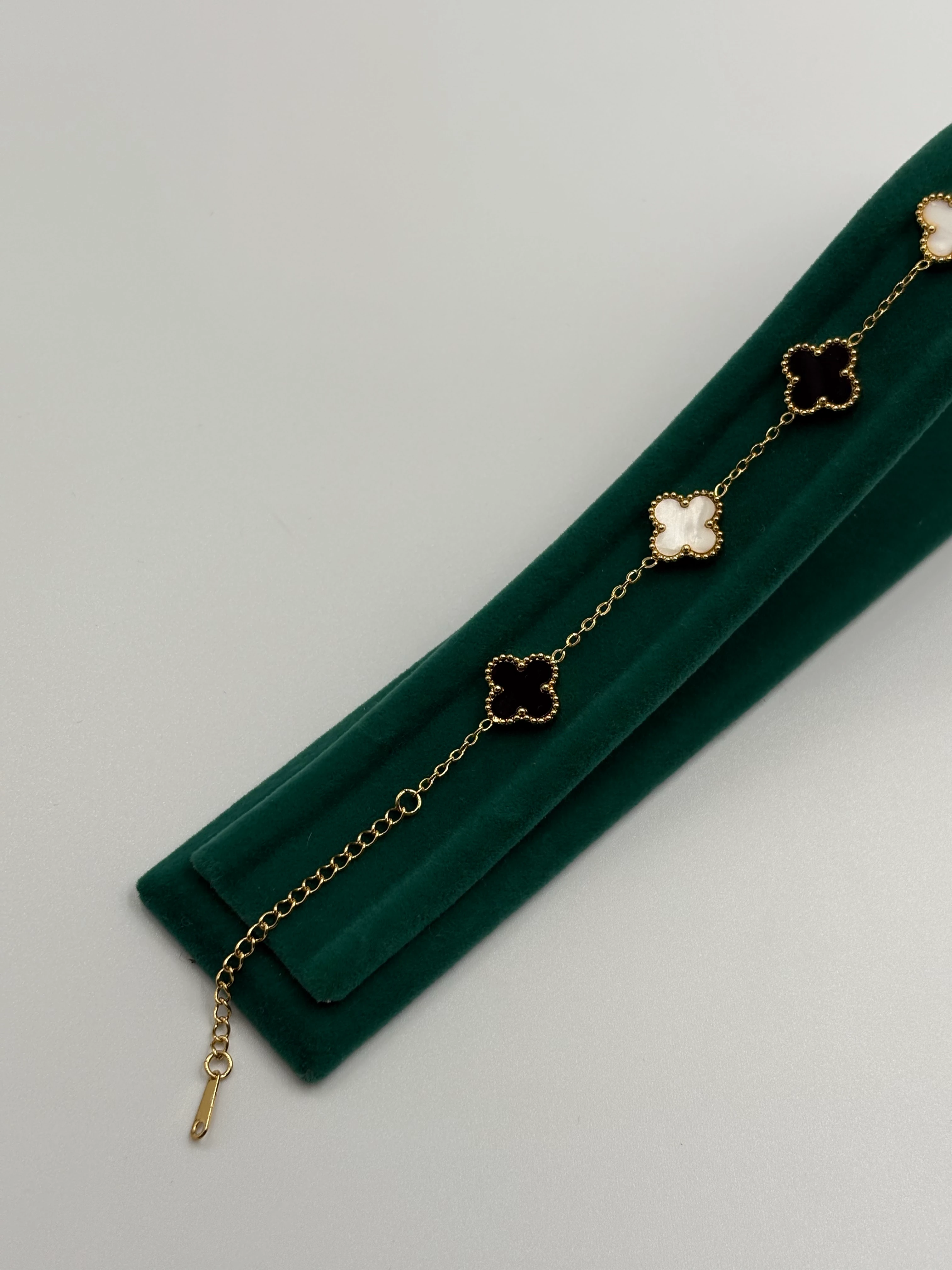 Siyah-Beyaz Yonca Bileklik 