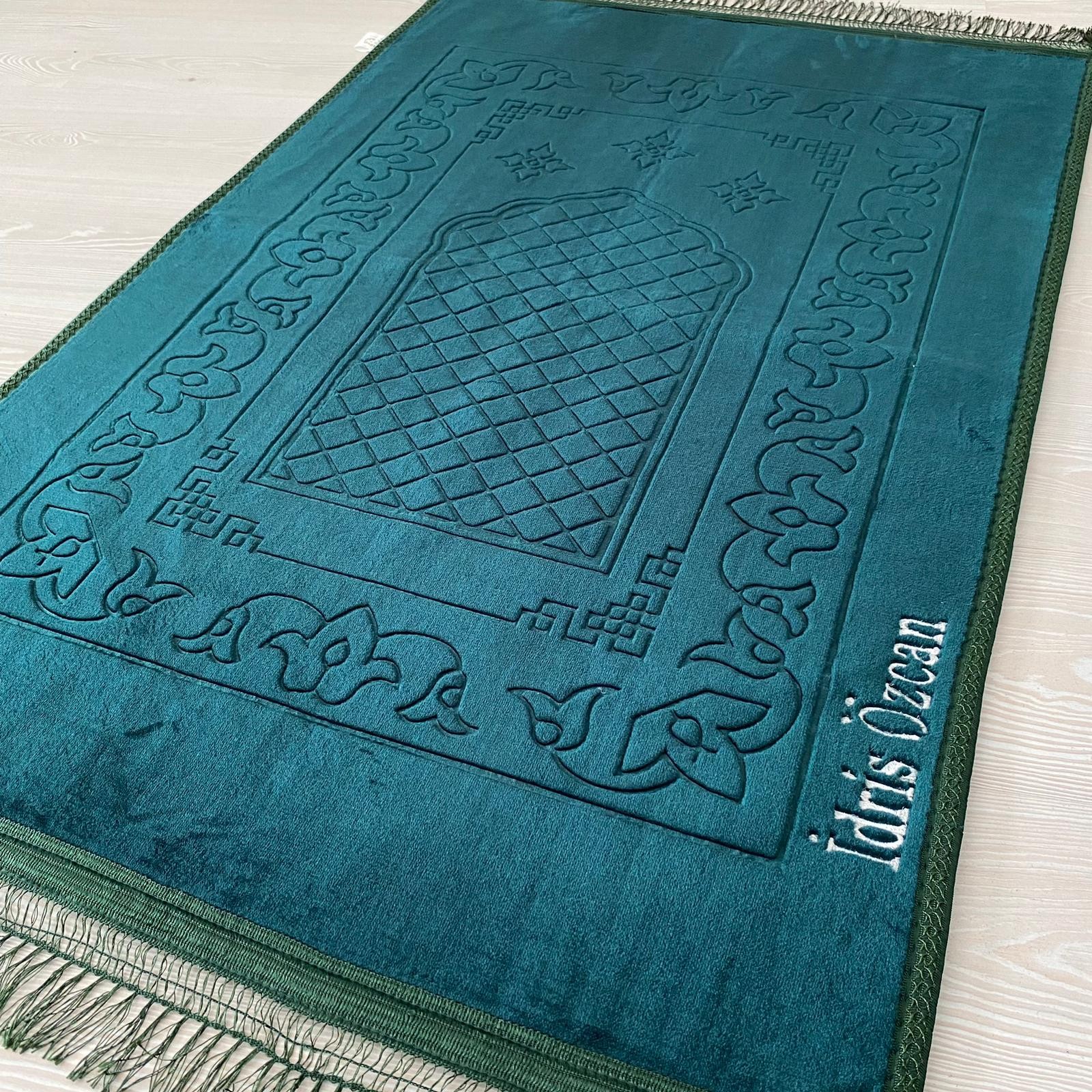 Peluş İsimli Seccade