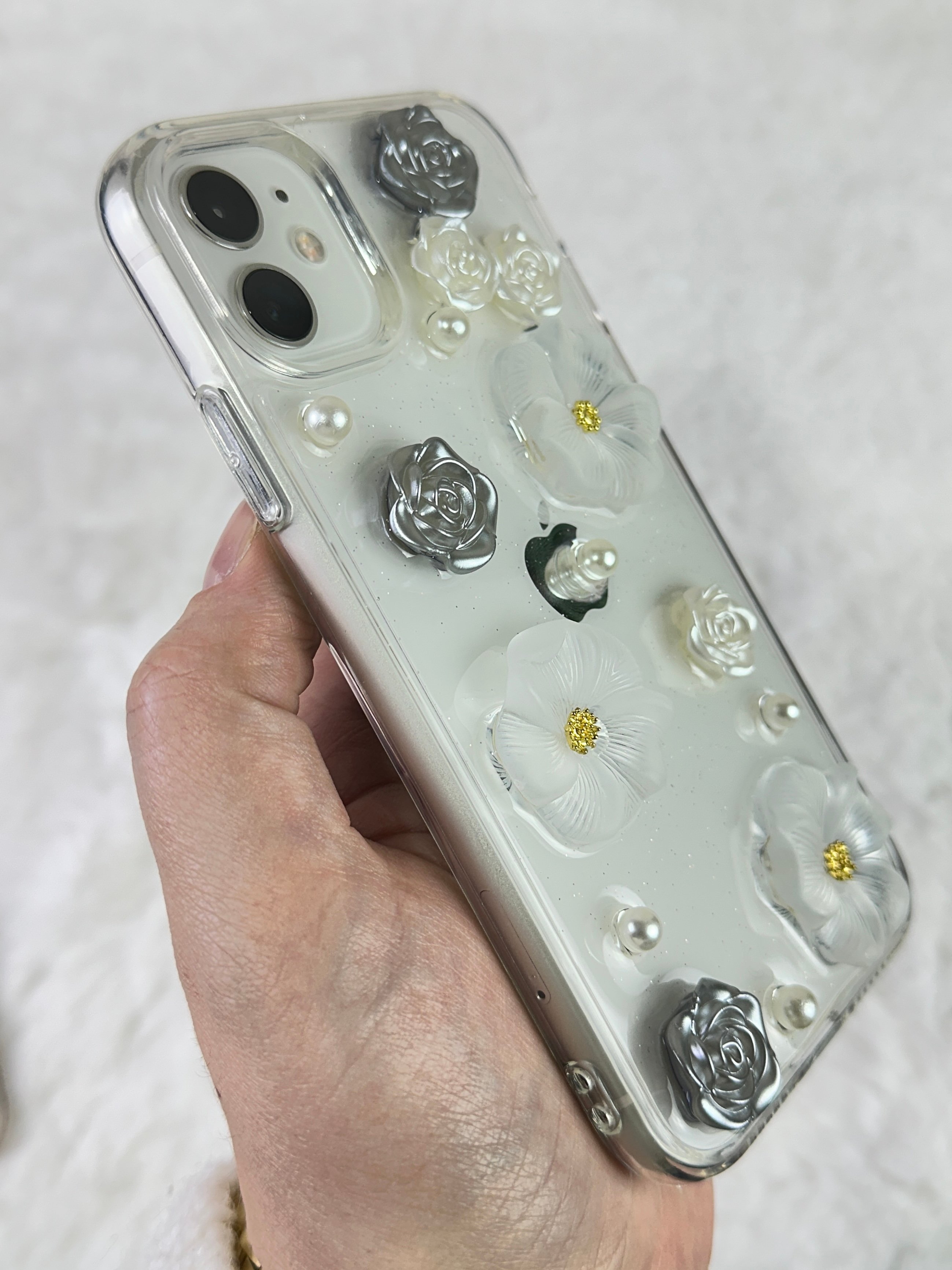 iPhone 12 3D Çiçek Desenli İnci Detaylı Pearl Kılıf