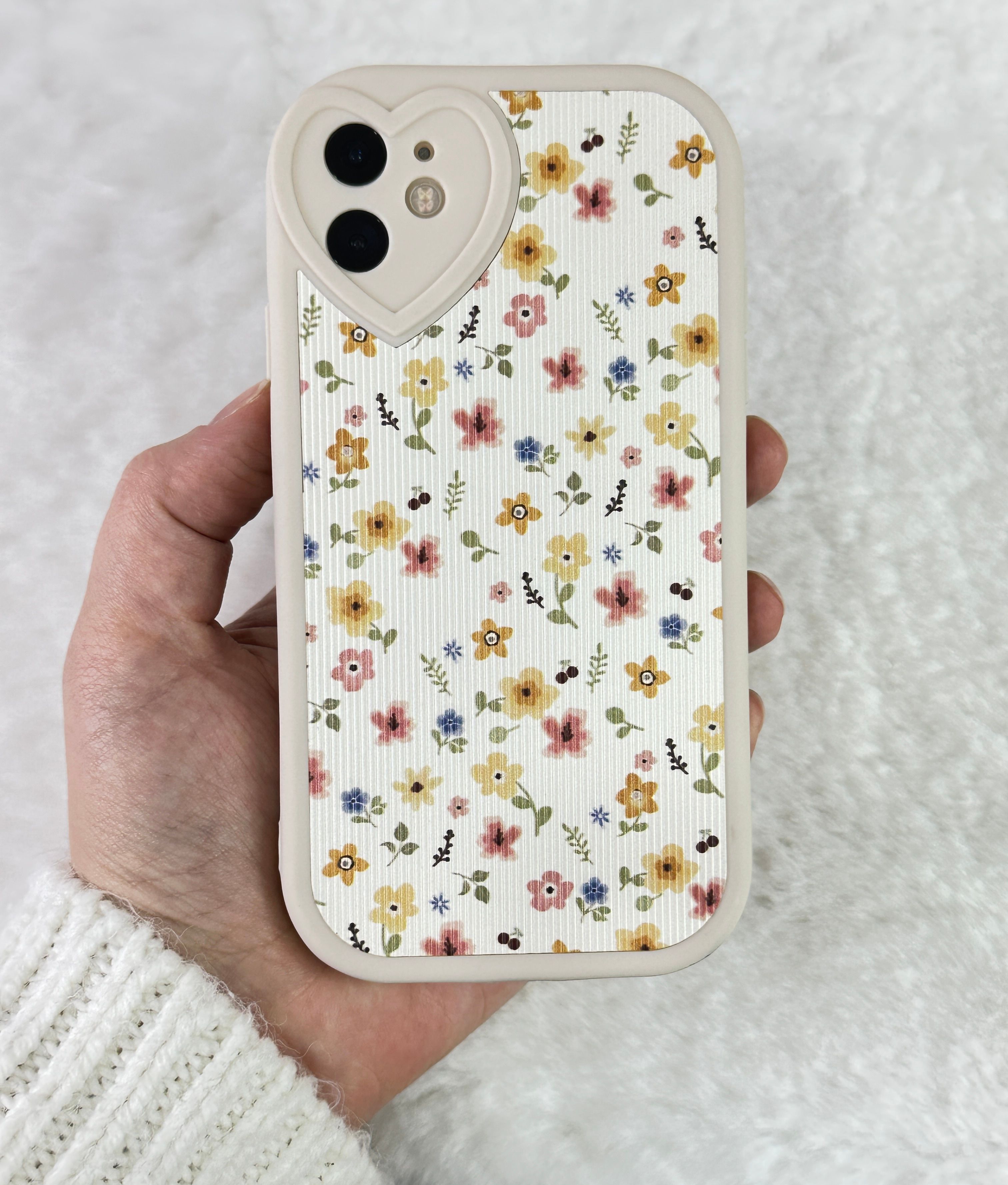 iPhone 11 Kamera Korumalı Kalp Çerçeveli Çiçek Desenli Zarif Tasarımlı Flove Kılıf