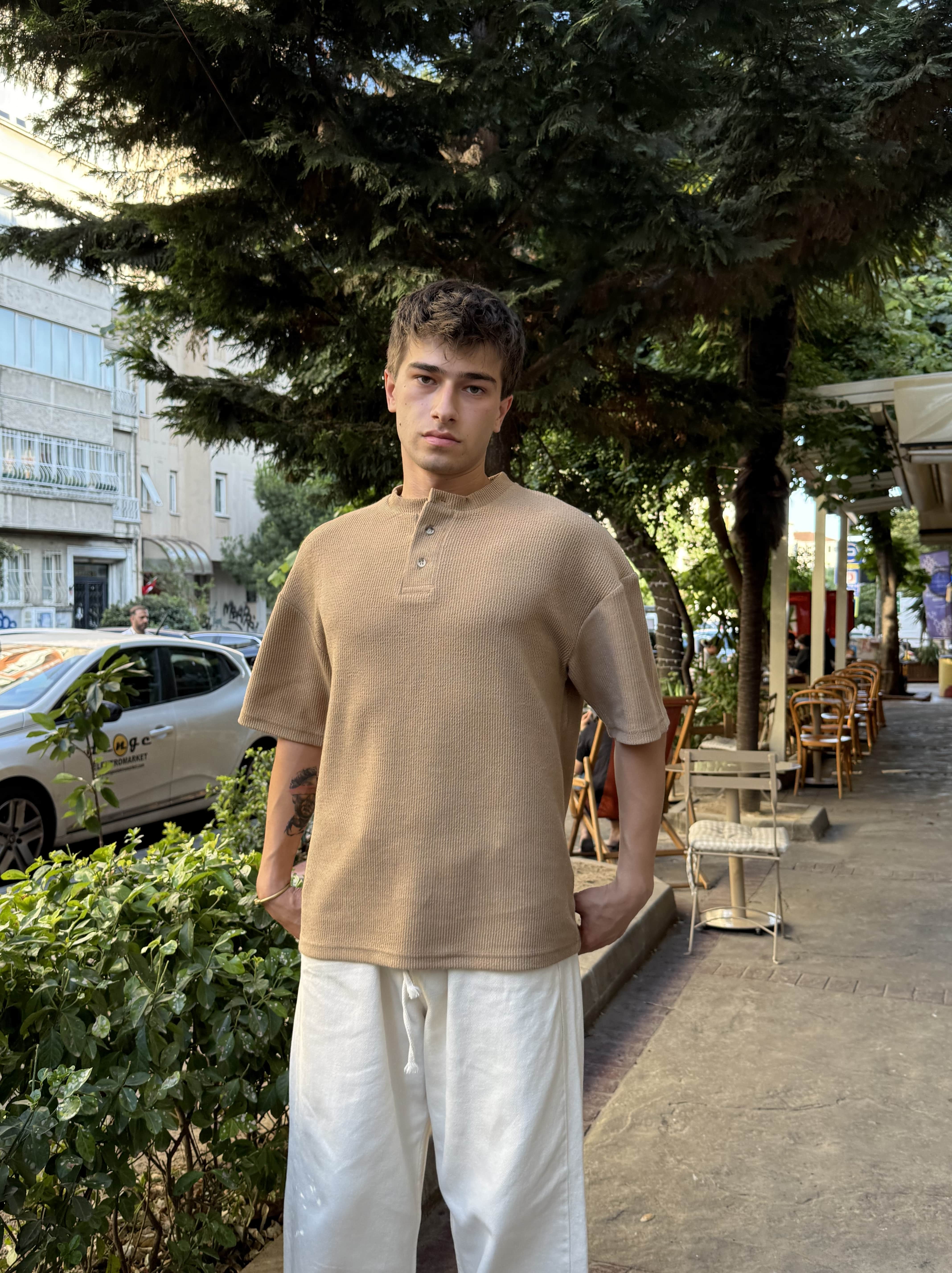 Yakası Düğmeli Oversize Pamuklu Yumuşak Kumaş Tişört - Kahve