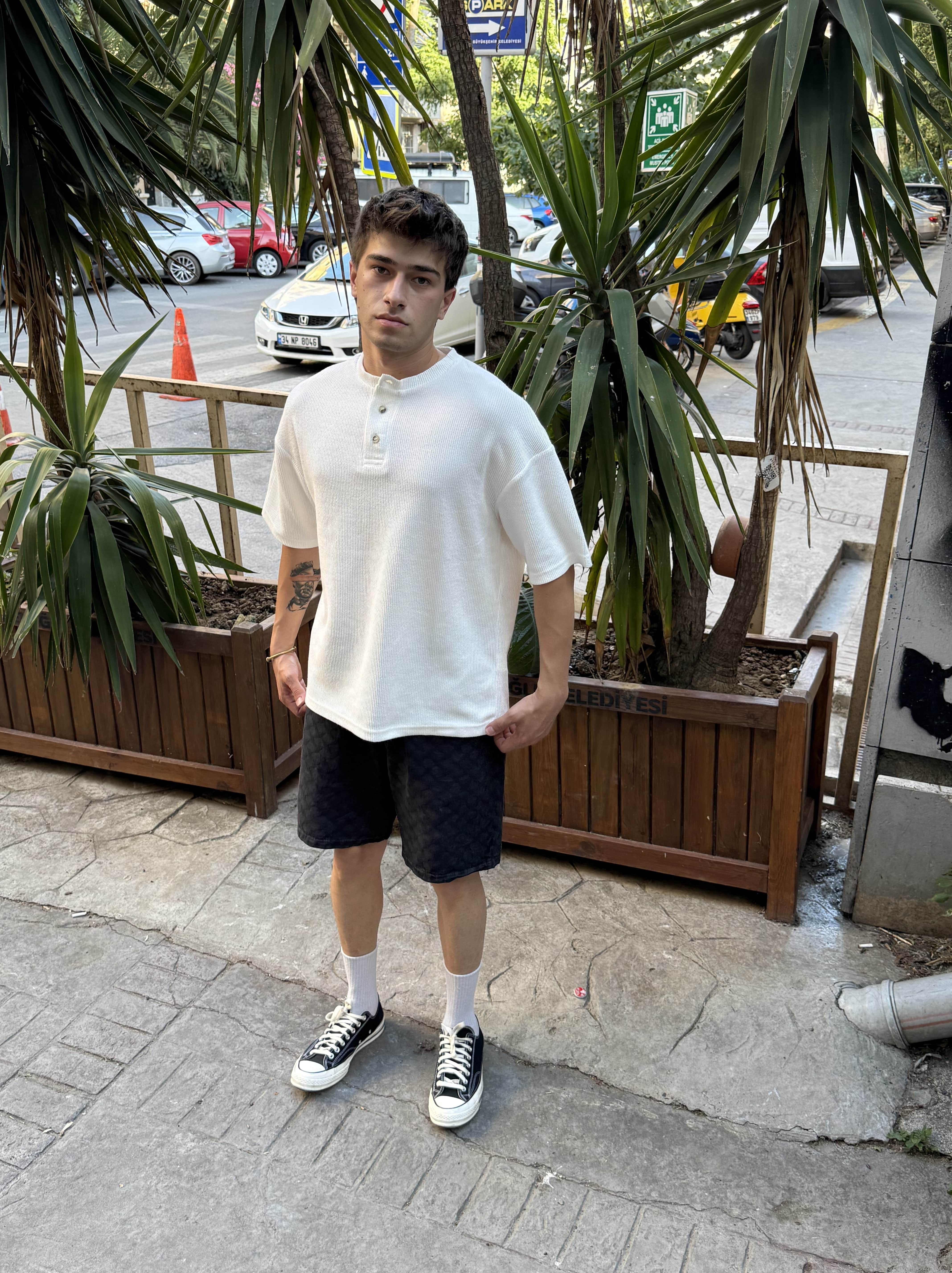 Yakası Düğmeli Oversize Pamuklu Yumuşak Kumaş Tişört - Beyaz