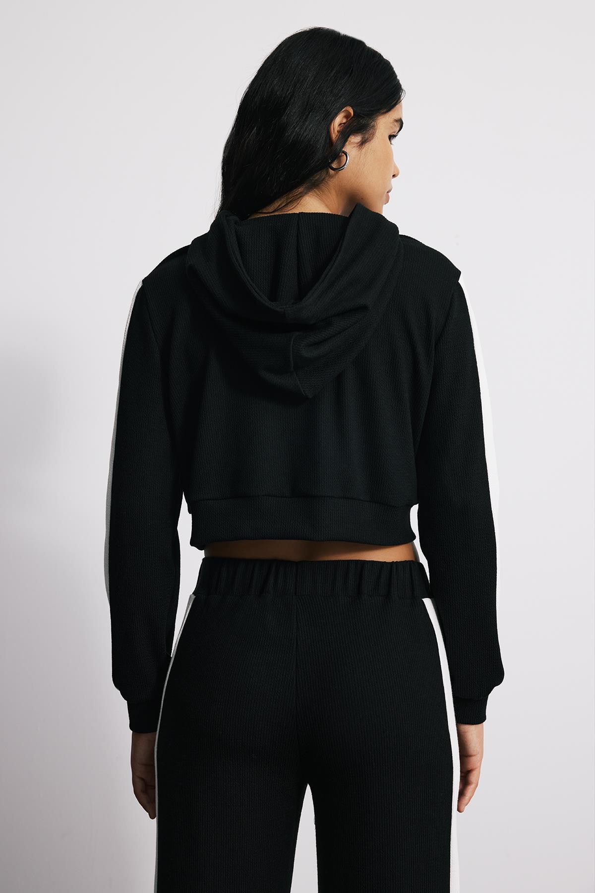 Kapüşonlu Dökümlü Crop Sweatshirt - SİYAH BEYAZ