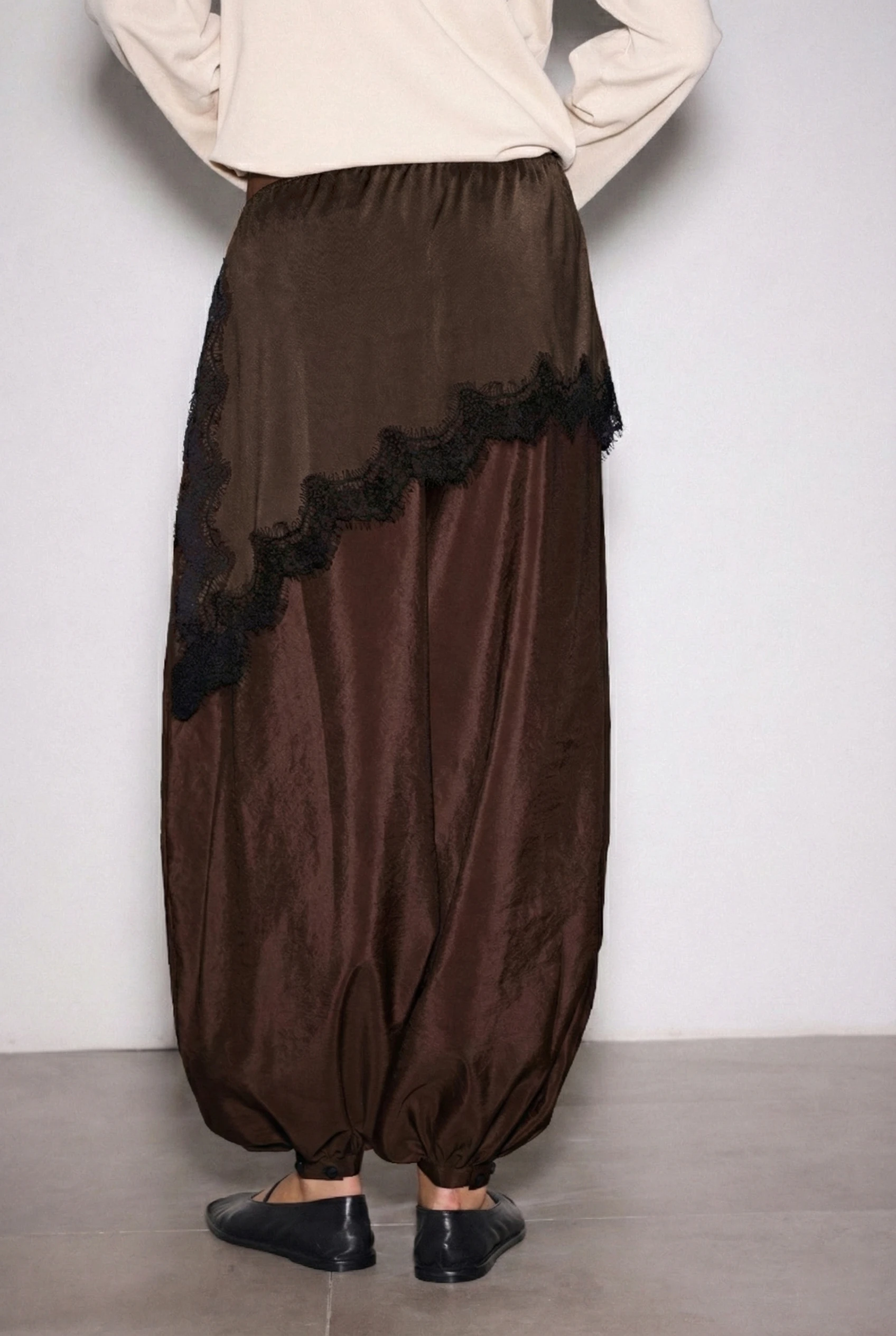 Dantelli Yan Yırtmaçlı Asimetrik Mini Jarse Etek - KAHVERENGİ