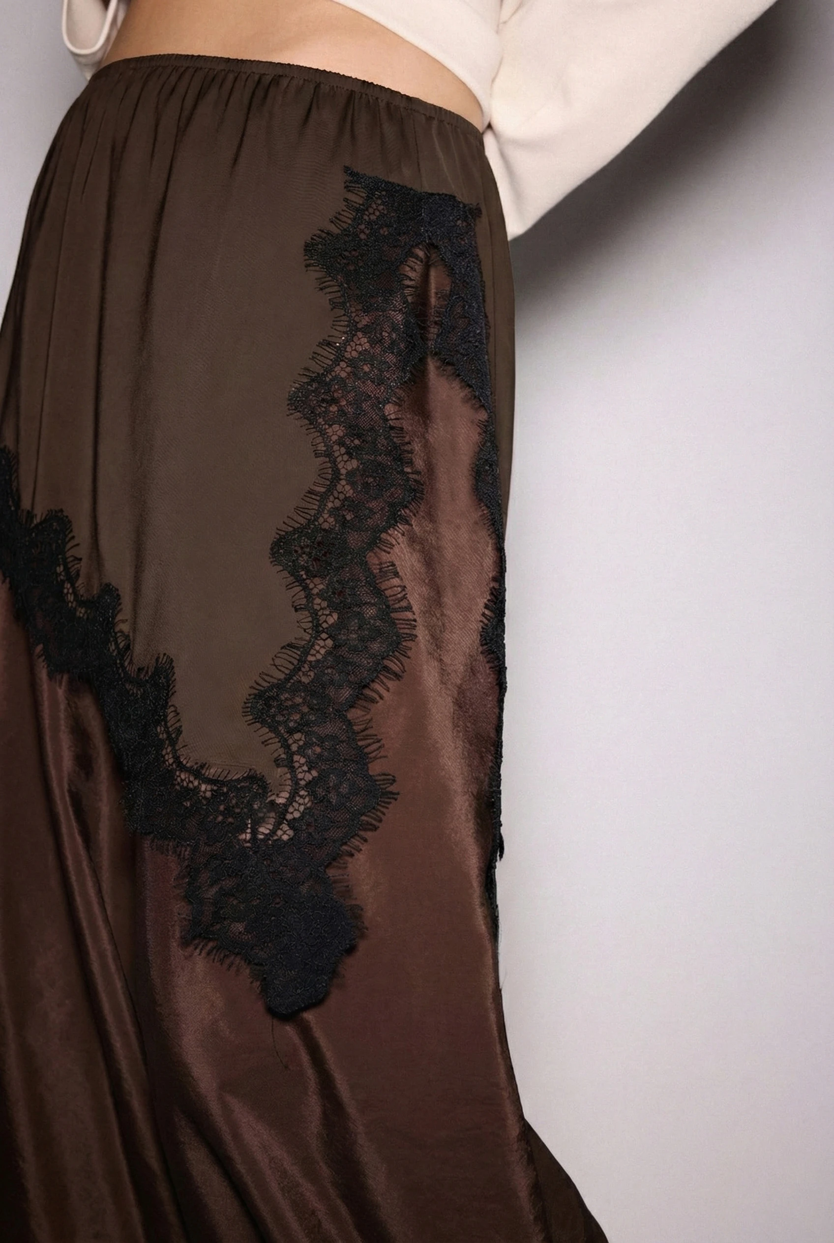 Dantelli Yan Yırtmaçlı Asimetrik Mini Jarse Etek - KAHVERENGİ