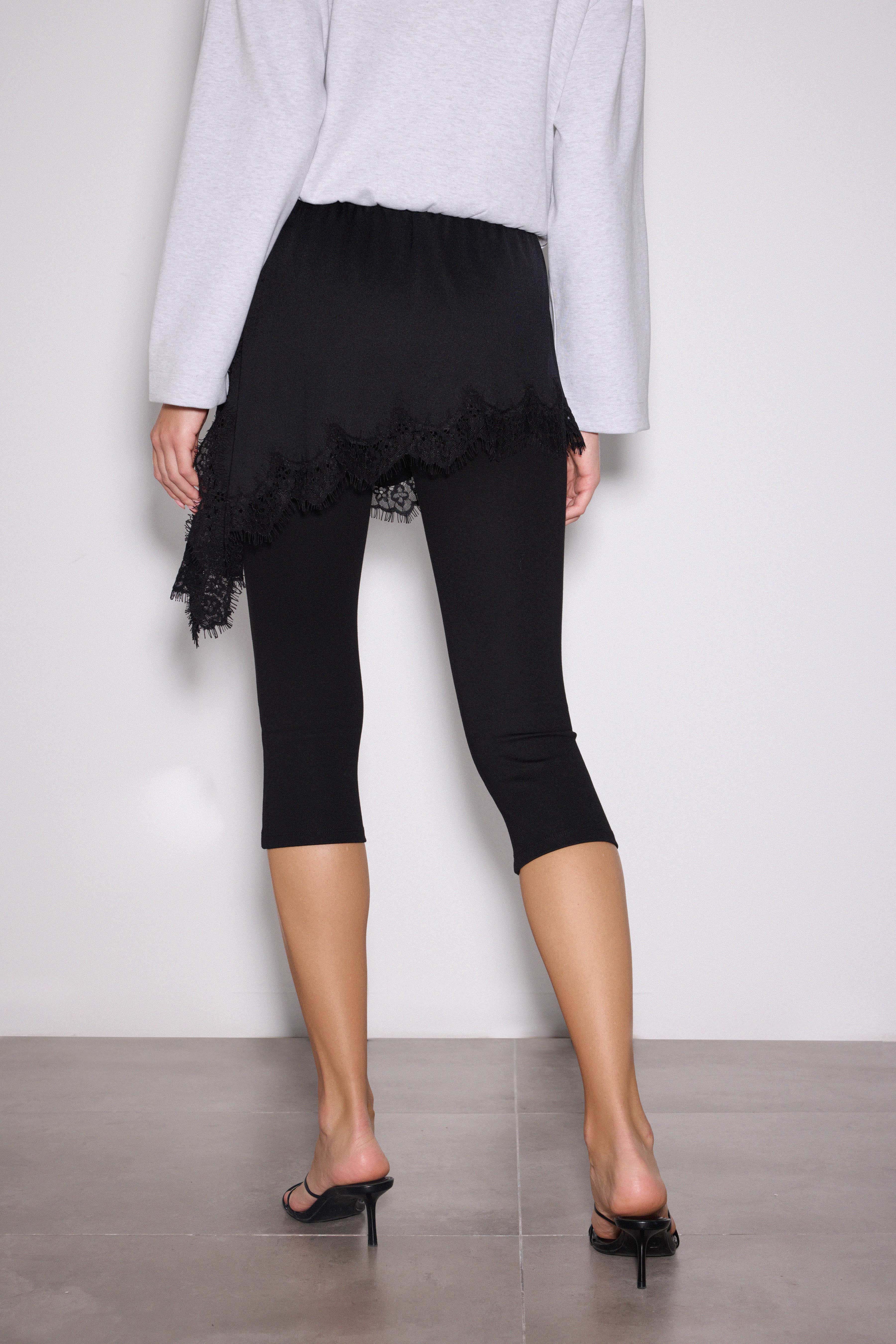 Dantelli Yan Yırtmaçlı Asimetrik Mini Jarse Etek - SİYAH