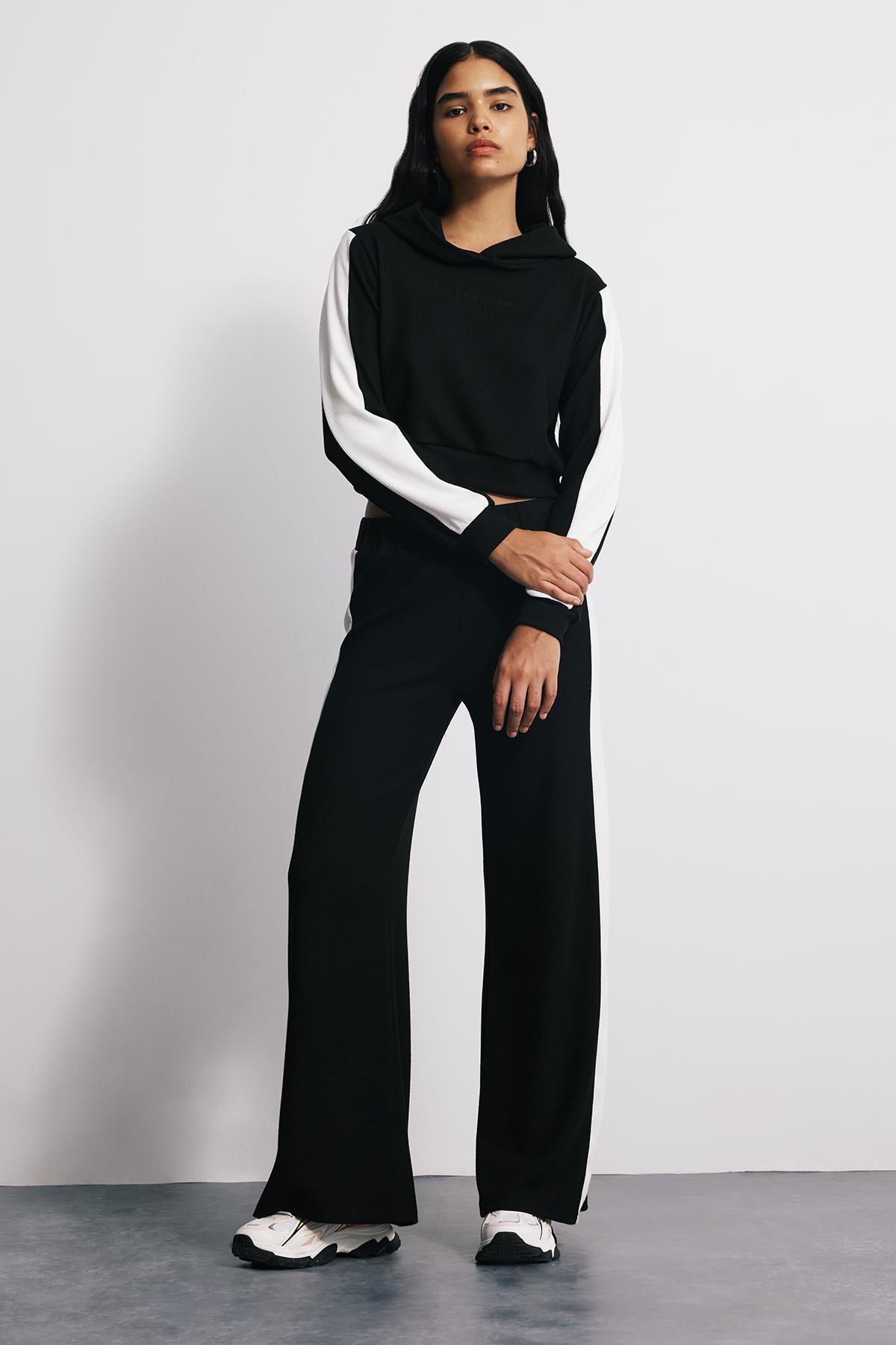 Kapüşonlu Dökümlü Crop Sweatshirt - SİYAH BEYAZ
