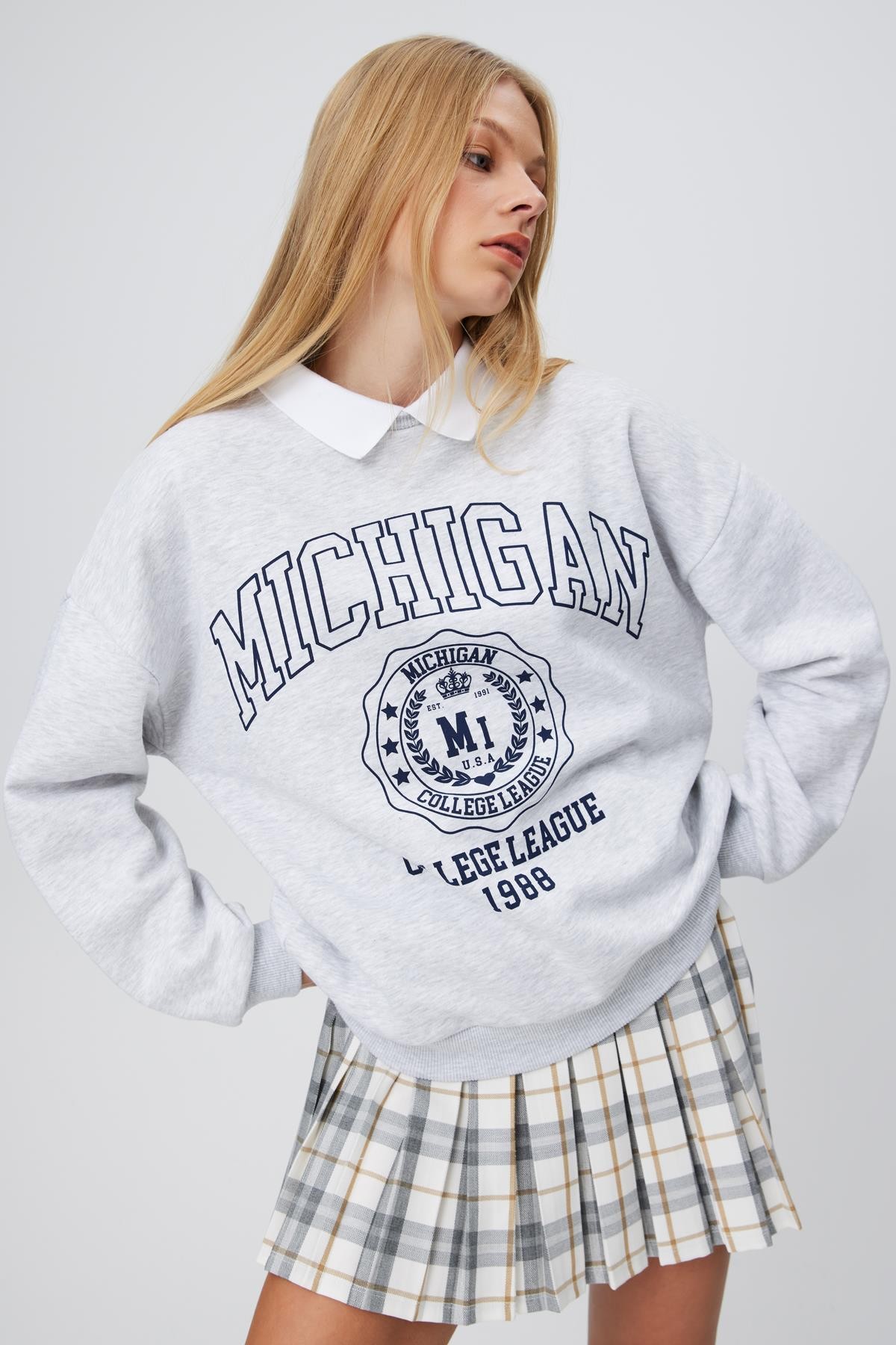 Triko Yakalı Kolej Baskılı Sweatshirt