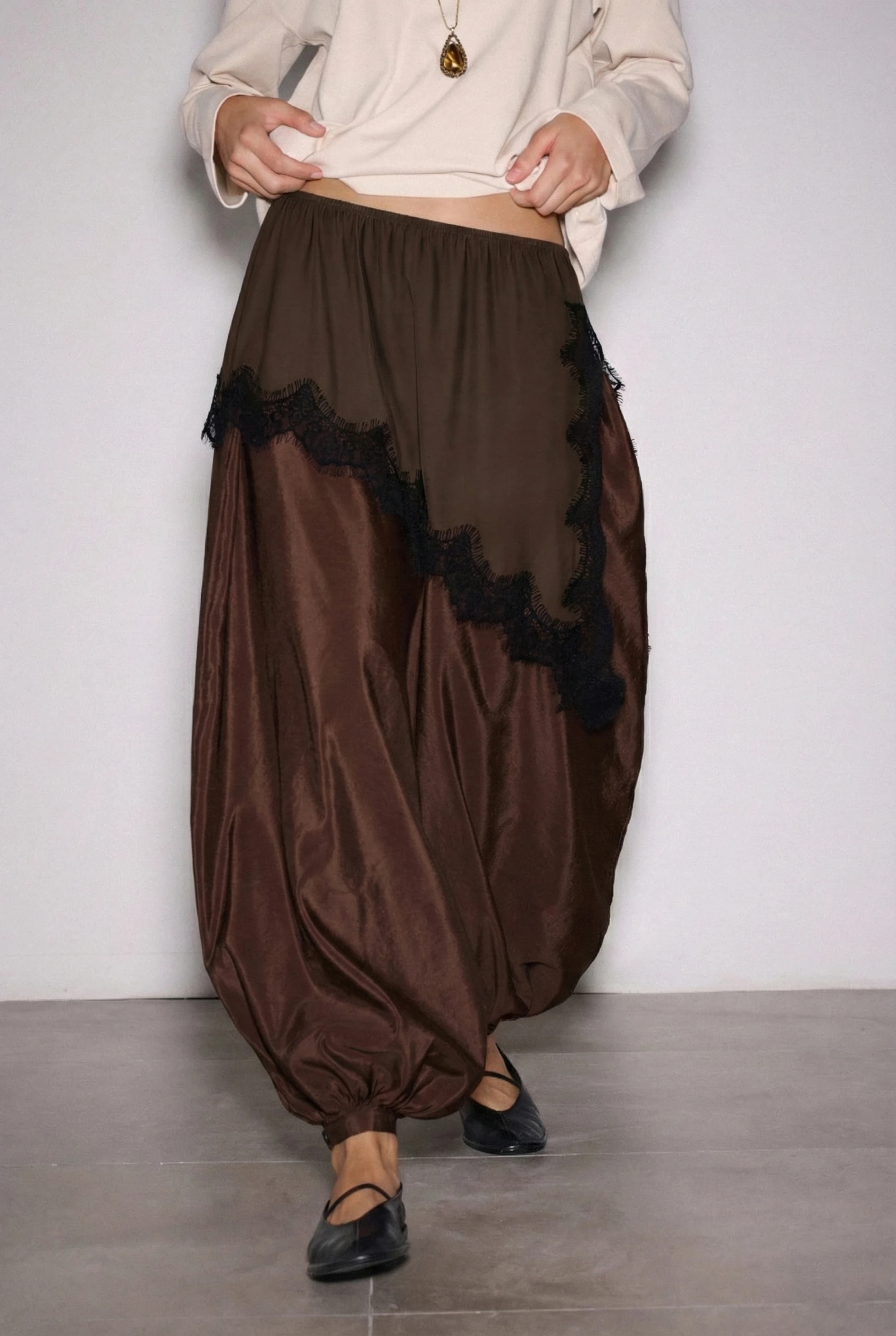 Dantelli Yan Yırtmaçlı Asimetrik Mini Jarse Etek - KAHVERENGİ