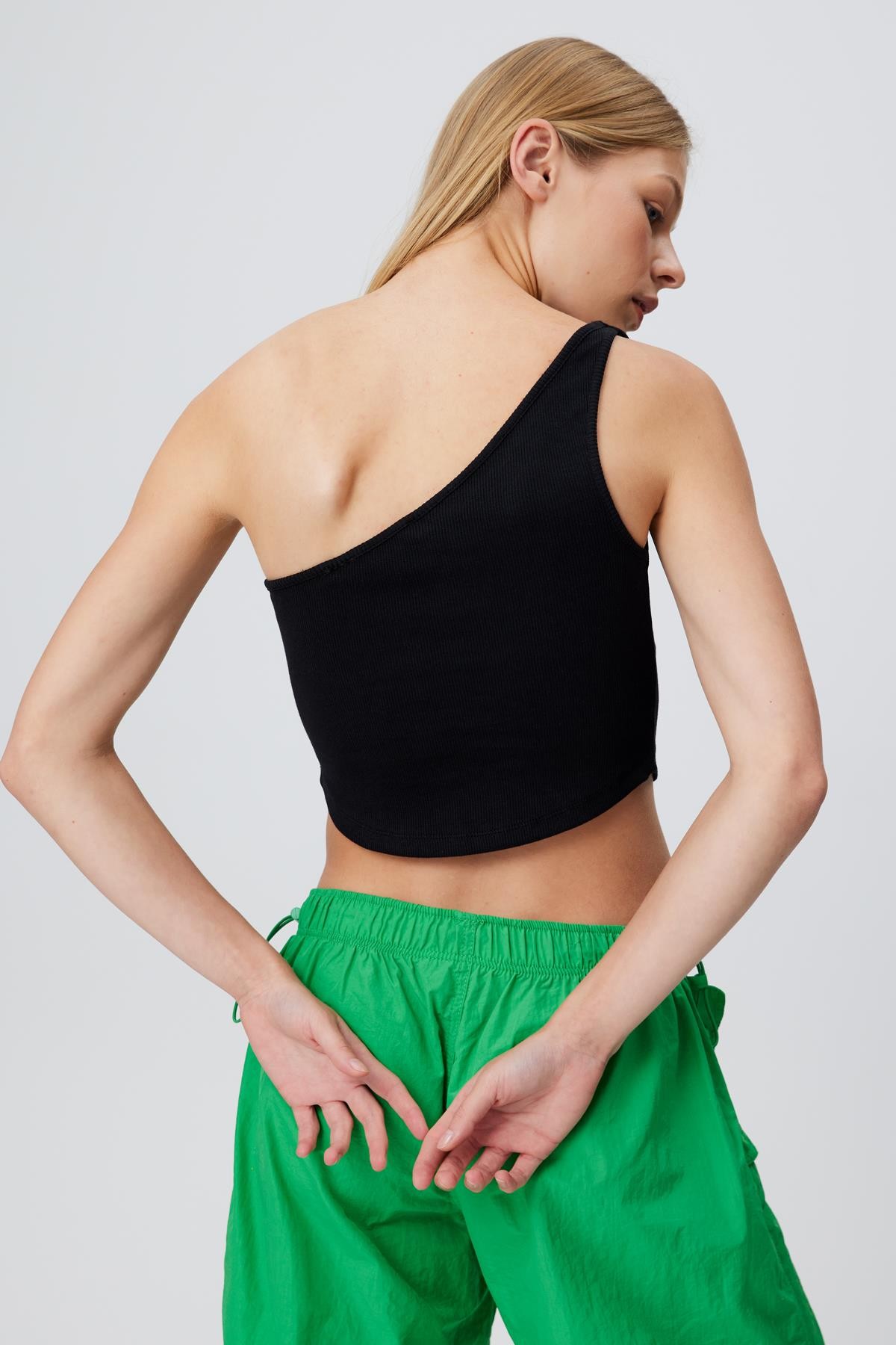 Tek Omuz Asimetrik Kaşkorse Crop Top