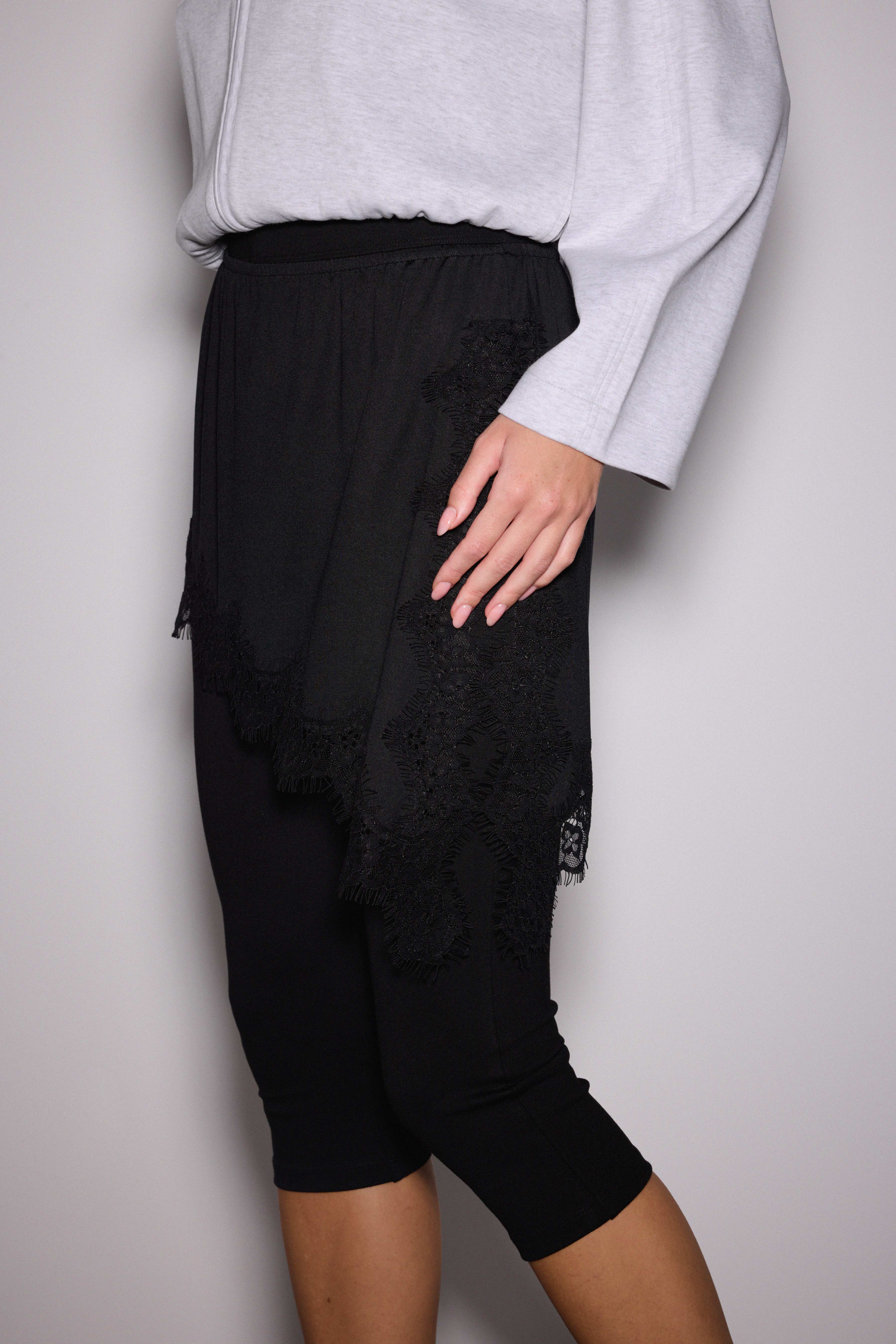 Dantelli Yan Yırtmaçlı Asimetrik Mini Jarse Etek - SİYAH