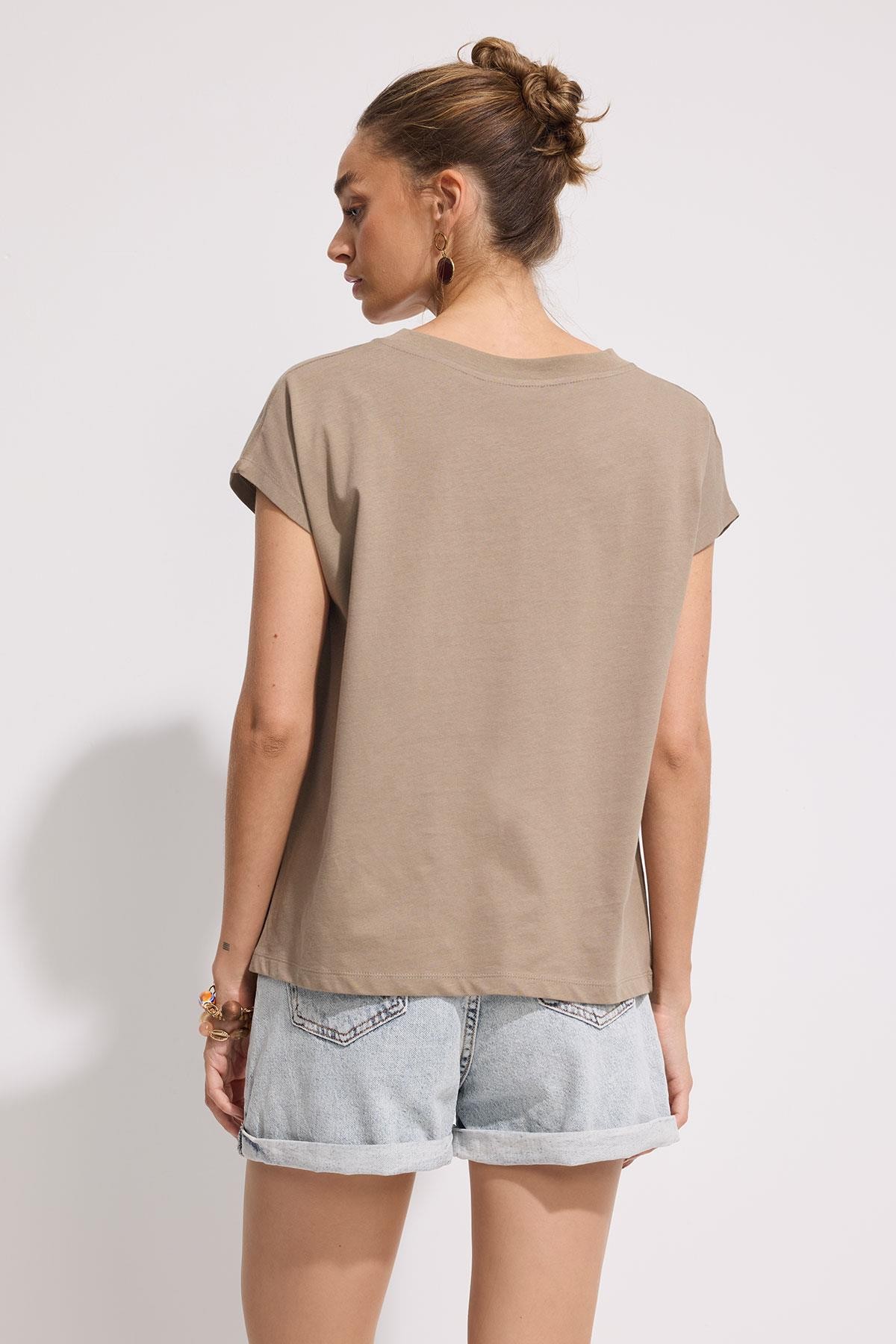 V Yaka Basic Comfort Fit Kısa Kol T-shirt