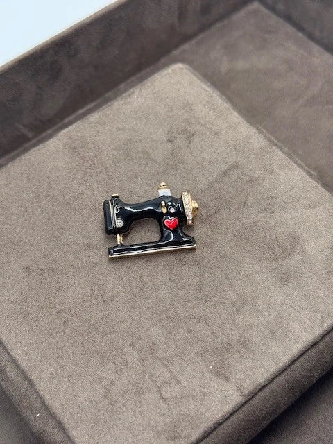 BG-202575 SİYAH DİKİŞ MAKİNESİ BROŞ