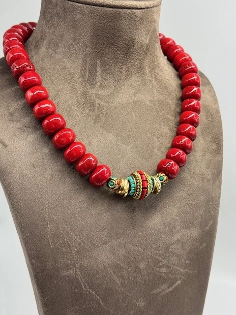 DS-2025940 ORTASI DETAYLI KIRMIZI DOĞAL TAŞ KOLYE