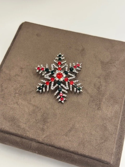 BG-202575 KAR TANESİ RENKLİ TAŞLI BROŞ