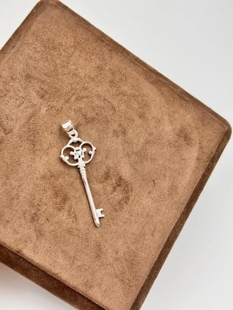 AR-2025395 ANAHTAR MODEL KOLYE UCU 925 AYAR GÜMÜŞ