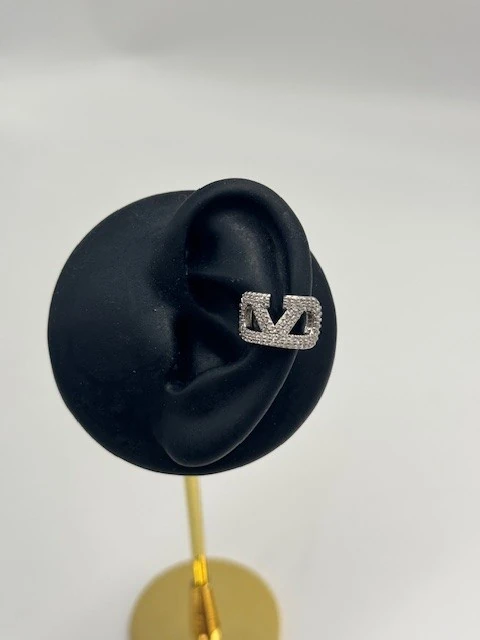 AL-202545 GÜMÜŞ RENK V MODEL KIKIRDAK KÜPE