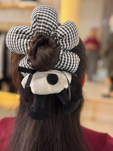 ŞT-2025125 SİYAH PÖTİKARELİ LASTİKLİ TOKA