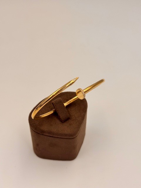 Wİ-2025870 GOLD RENK TAŞ DETAYLI ÇİVİ MODEL BİLEKLİK