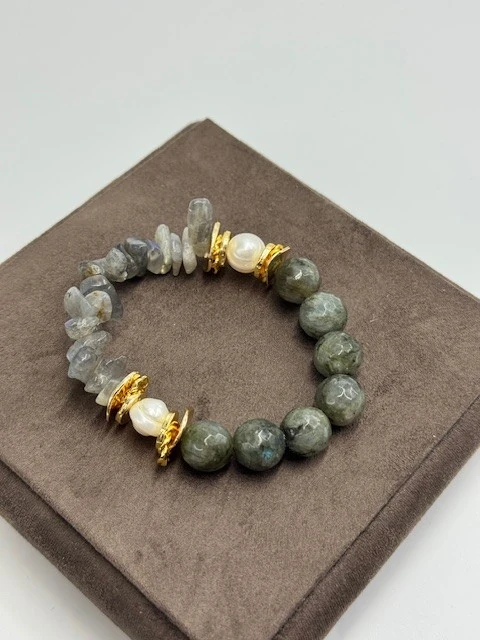 DS-2025260 İNCİ DETAYLI HAKİ DOĞAL TAŞ BİLEKLİK LASTİKLİ