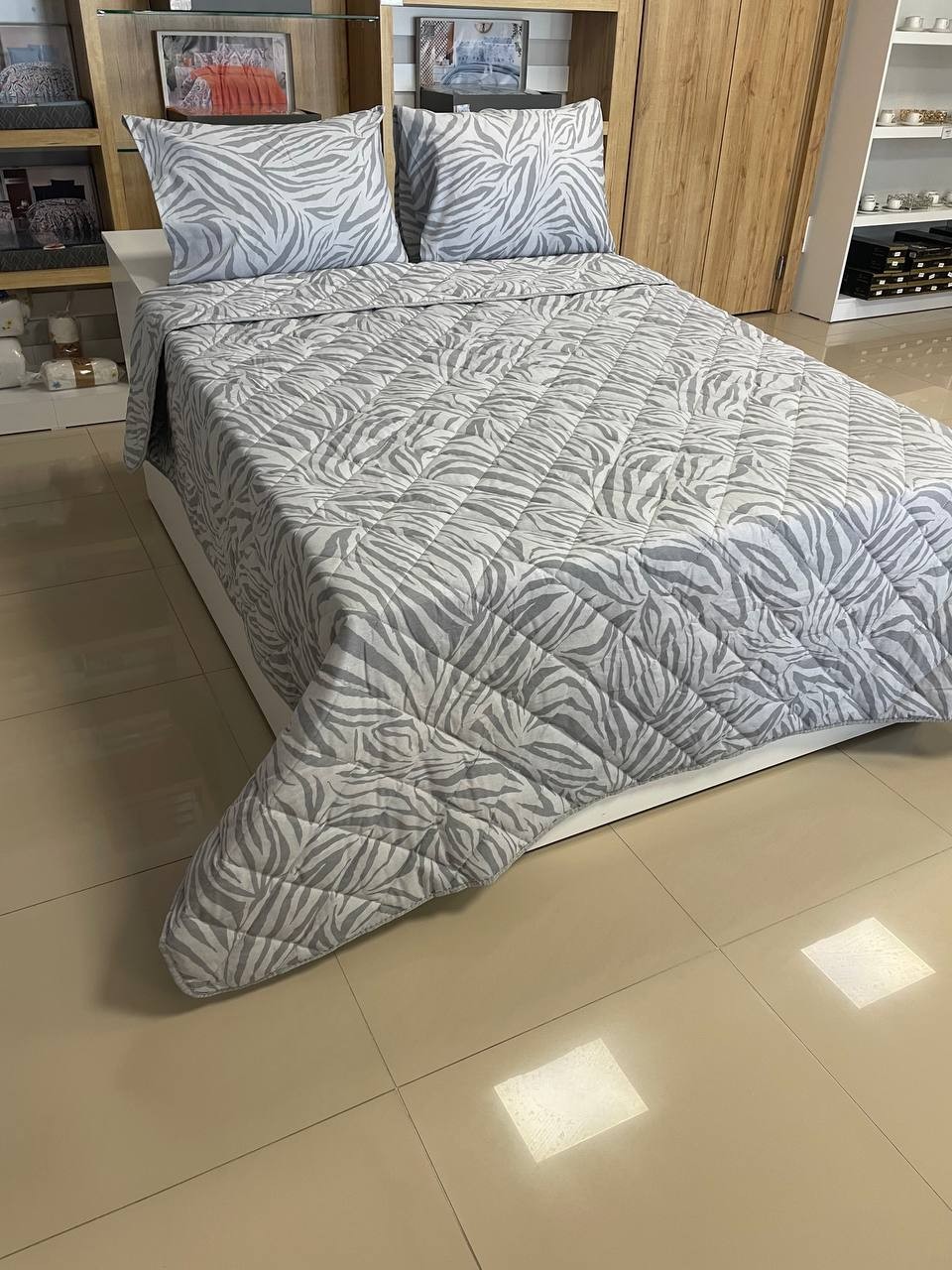 Modern Tarz Çift Kişilik Battal Boy Yatak Örtüsü Seti – 230x250 cm | 2 Adet Yastık Kılıfı (50x70 cm) - ZEBRA GRİ