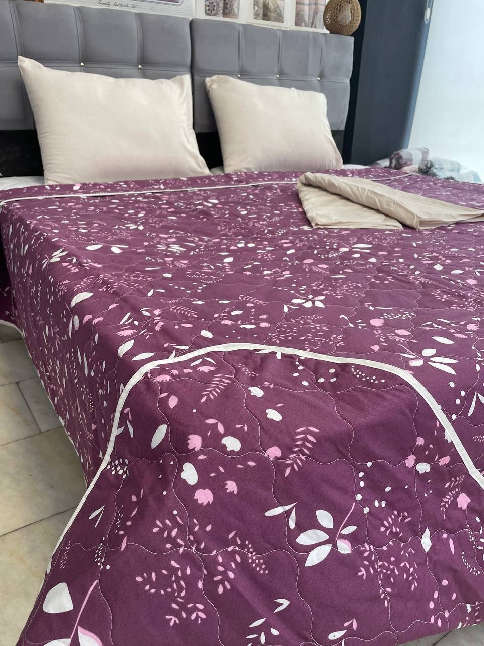 Çift Kişilik Lastik Çarşaflı Kapitoneli Yatak Örtüsü Takımı Bordo Çiçek Desenli