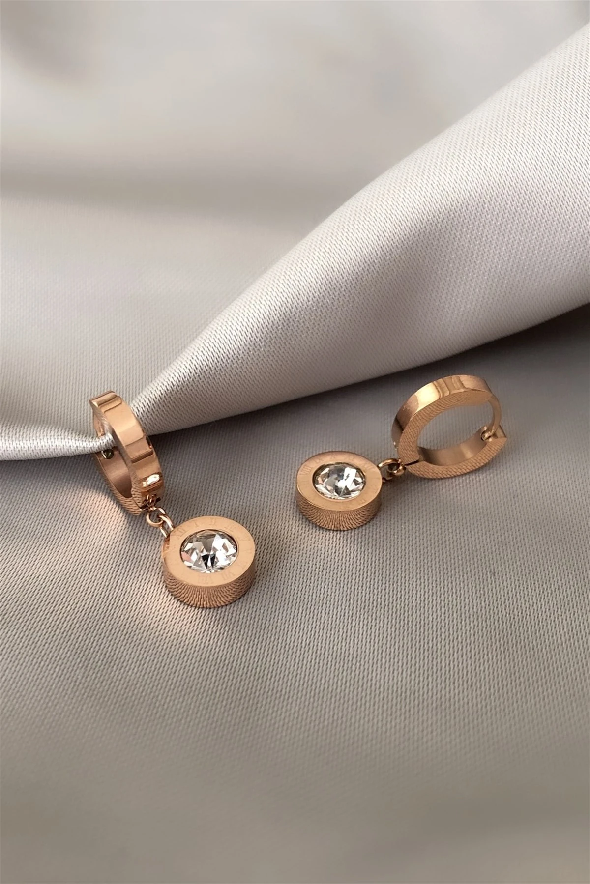 Zirkon Taşlı Roma Rakamlı Çelik Küpe