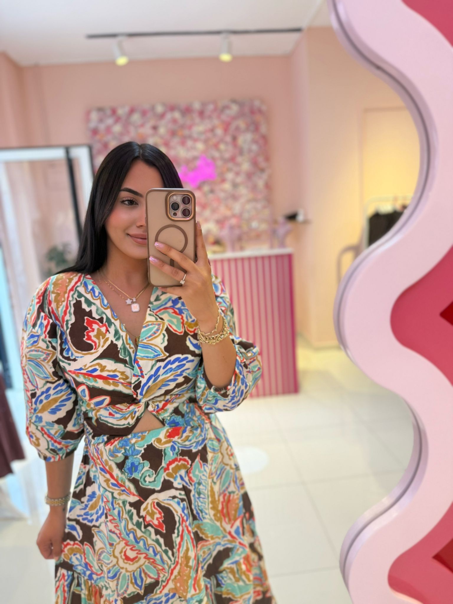 🌺 Enerjisiyle İçini Açan Desenli Elbise! 