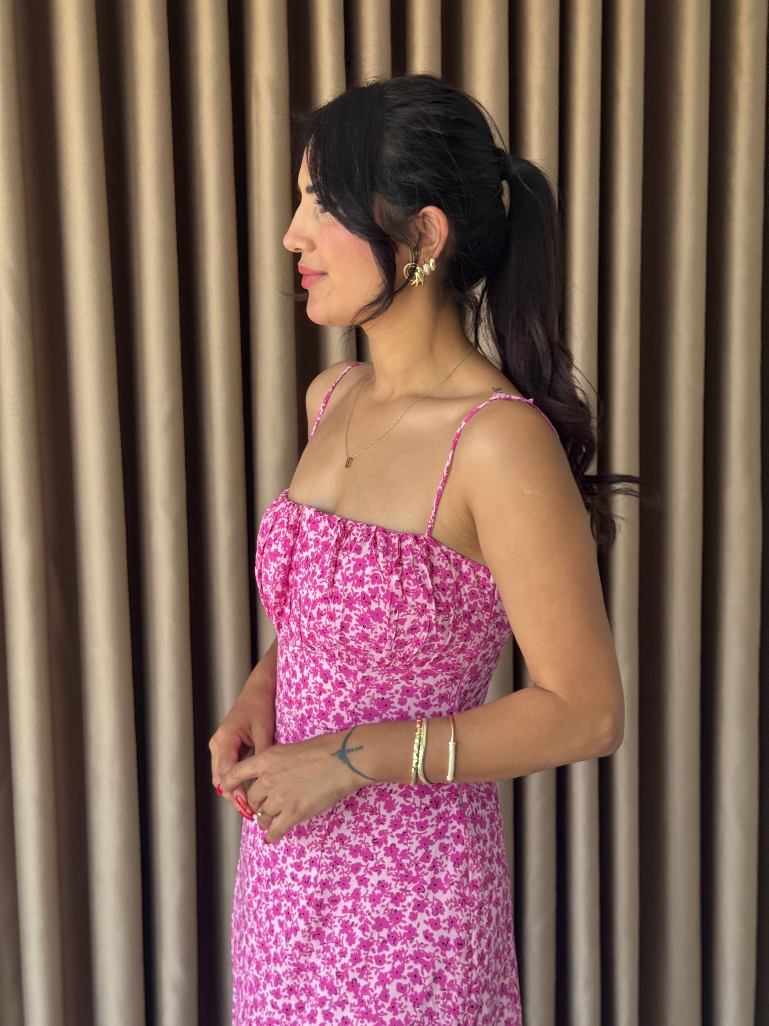 PEMBE ÇİÇEKLİ YIRTMAÇLI SIRTI ÇAPRAZ İPLİ ELBİSE