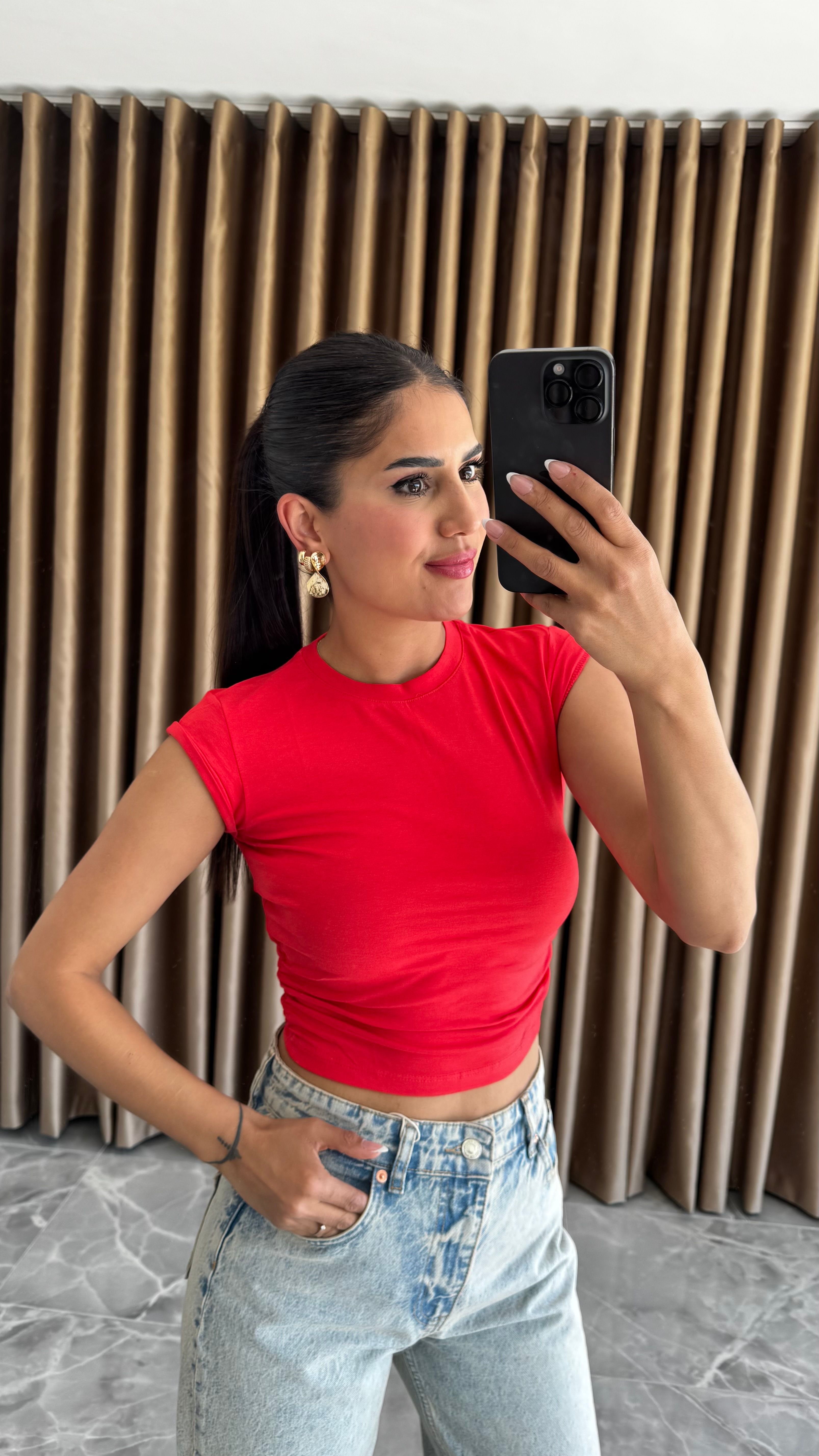 YANLARI BÜZGÜLÜ CROP 