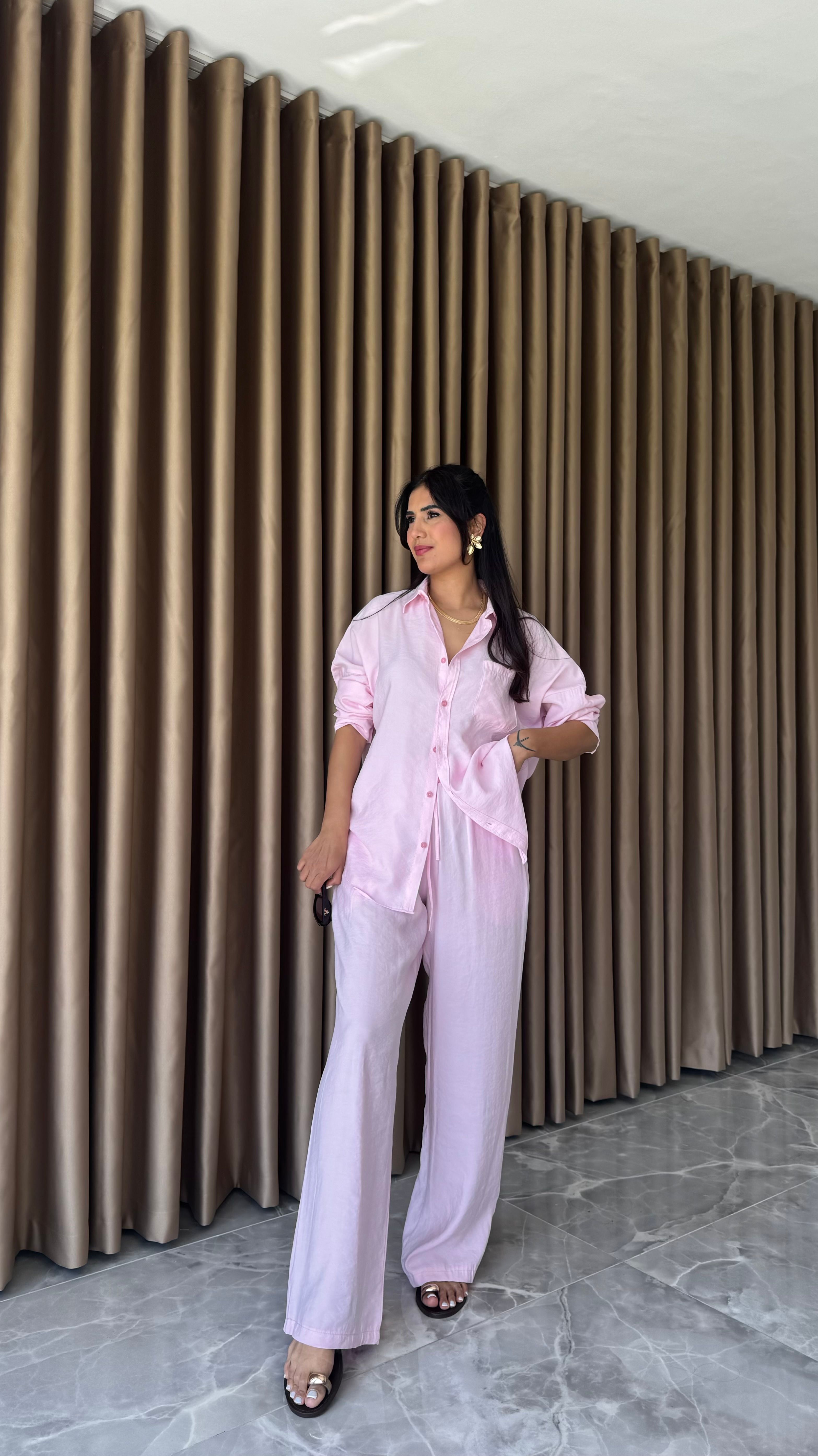 PEMBE GÖMLEKLİ TAKIM