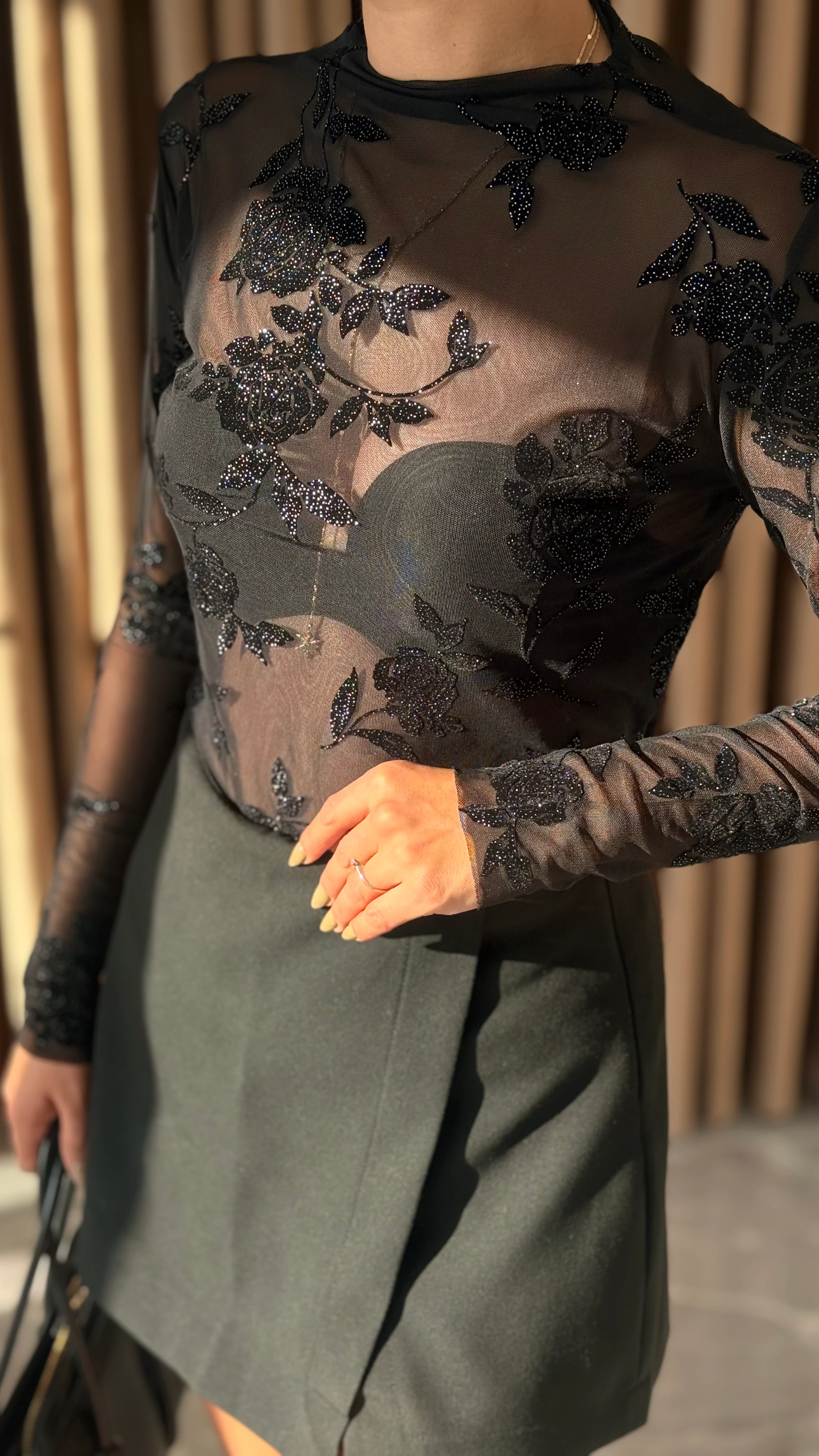 Siyah Tül Çiçek Desen Bluz