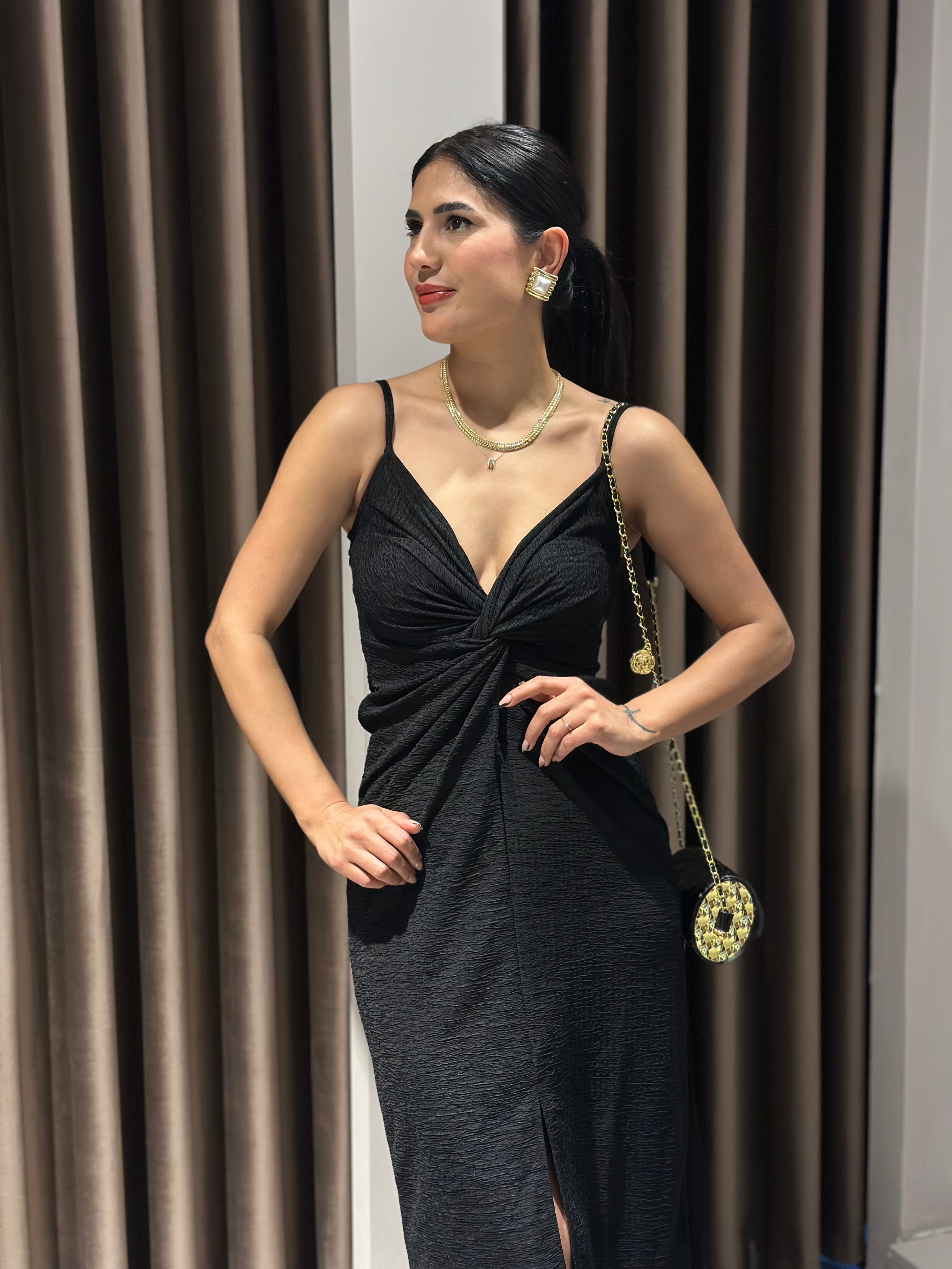 ÖNÜ DÜĞÜM DETAYLI DOKULU SİYAH ELBİSE