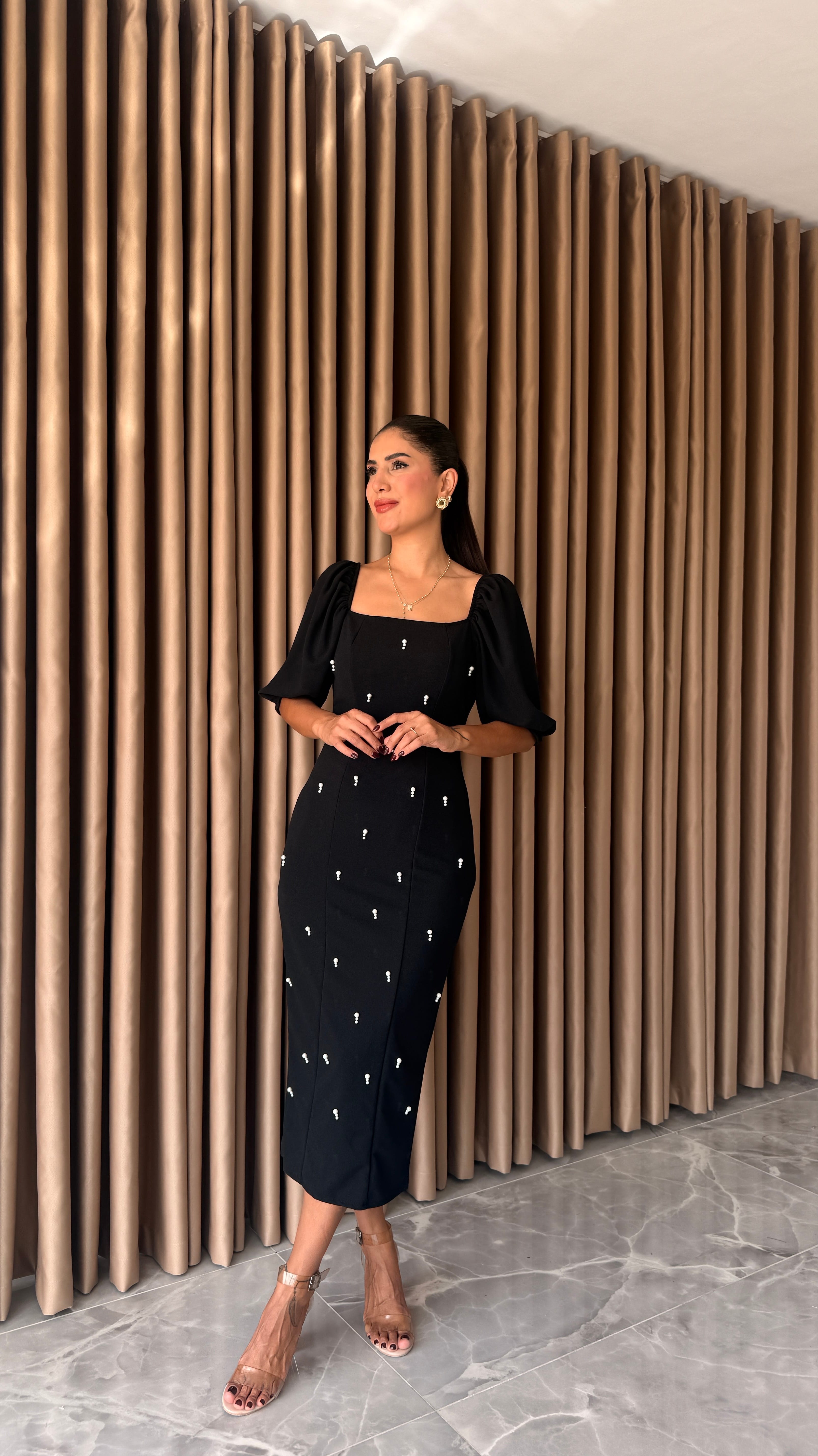 Kare Yaka Siyah Boncuk Detaylı Elbise