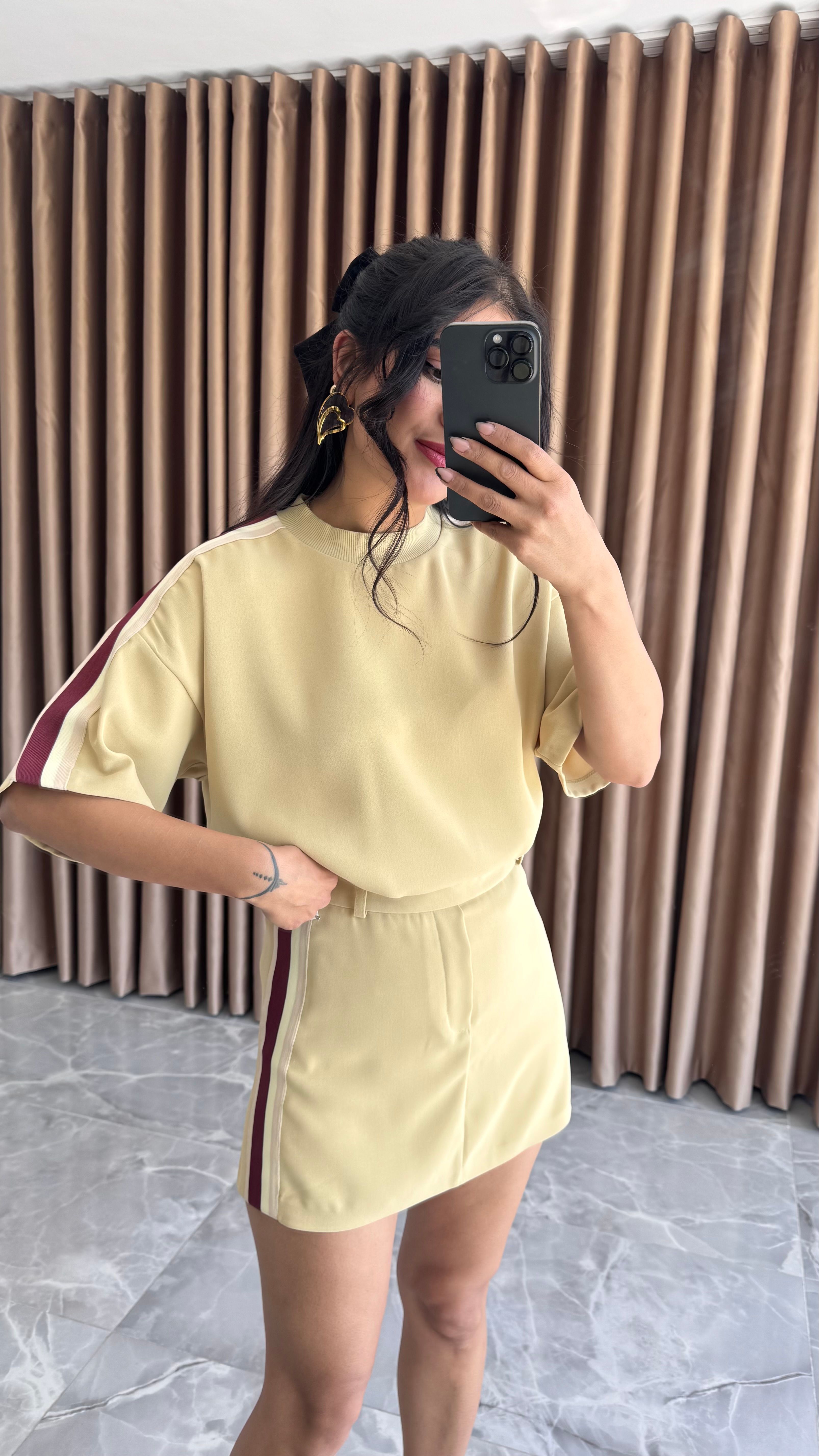 YANLARI ŞERİTLİ ŞORTLU SARI TAKIM