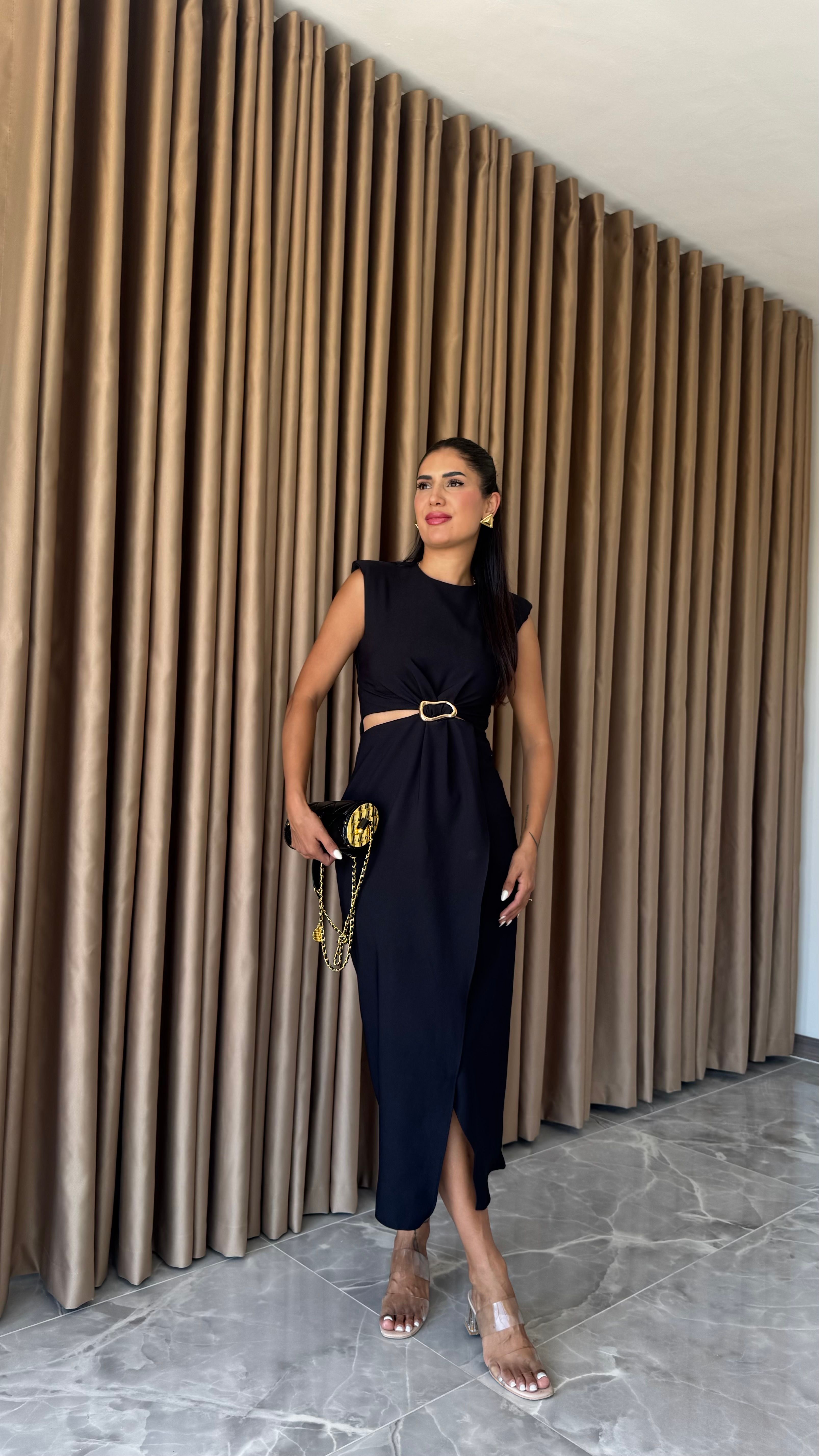 ÖNÜ GOLD TOKALI SİYAH ELBİSE