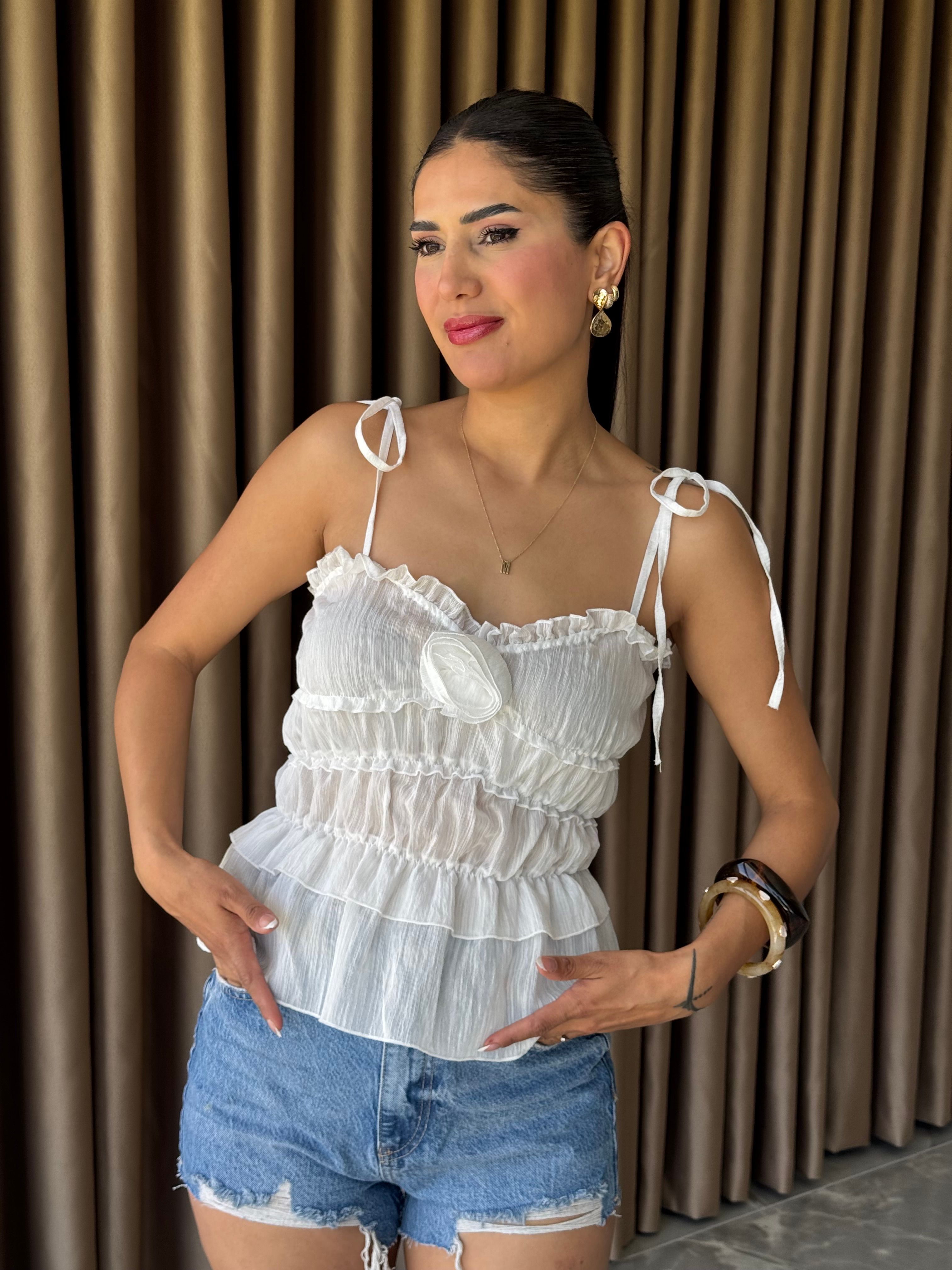 BEYAZ GÜL DETAYLI İP ASKILI BLUZ
